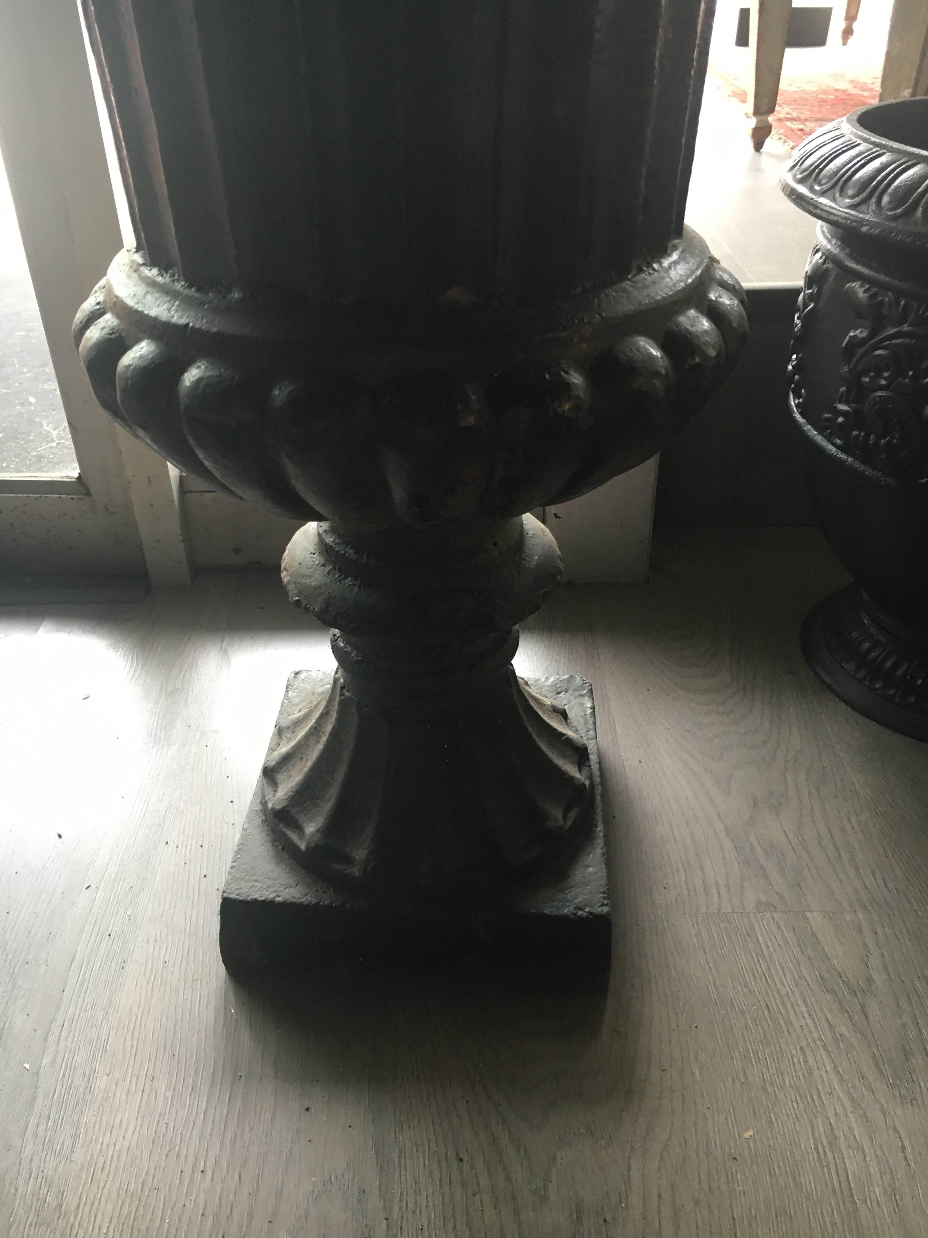 One Pair of Neoclassical Cast Iron Urns, 19th Century In Excellent Condition In Buchanan, MI