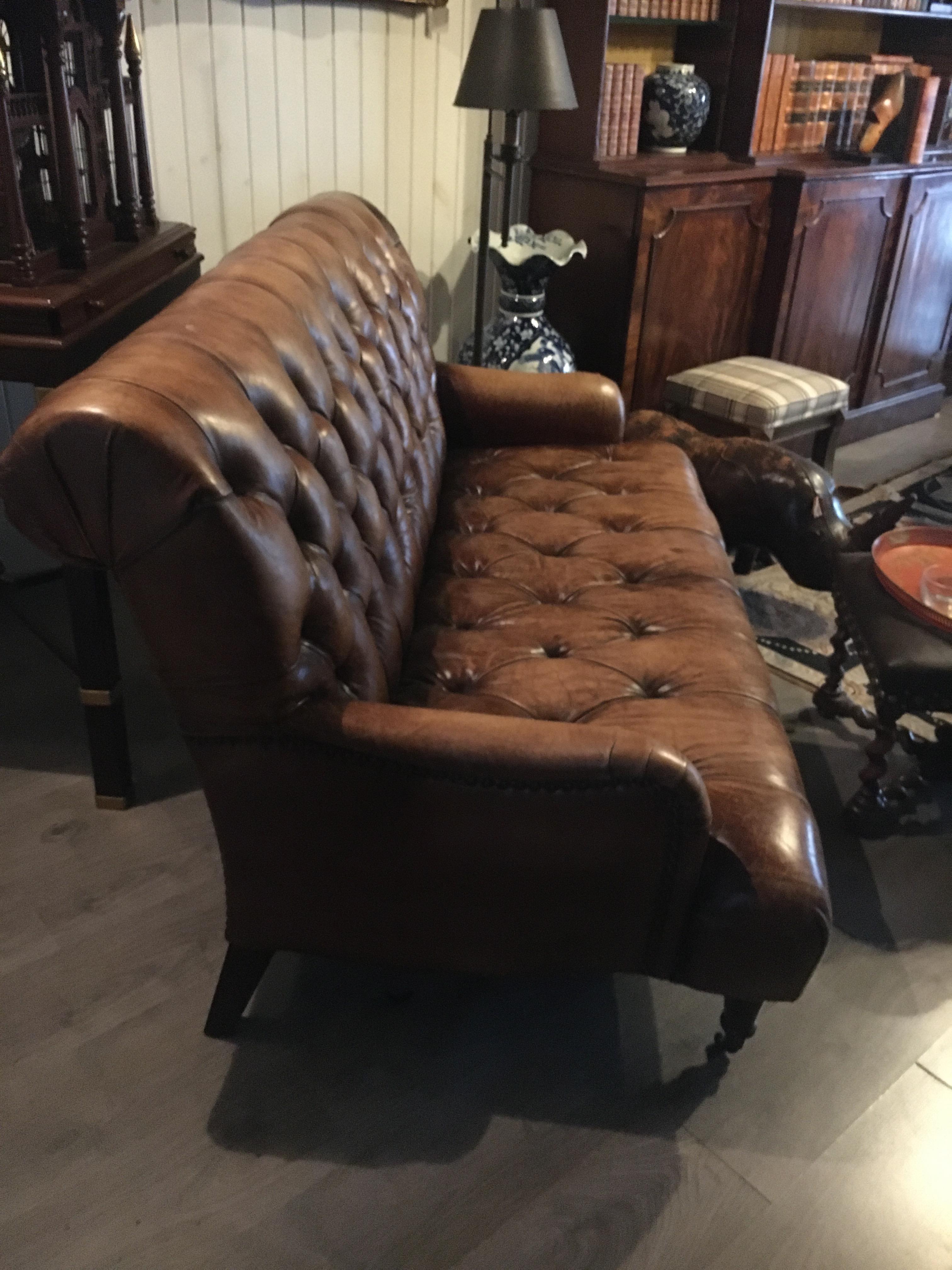 Un Par de Sofás Chesterfield de Dos Plazas, Gran Escala de Comodidad, Gran Pátina en venta 6