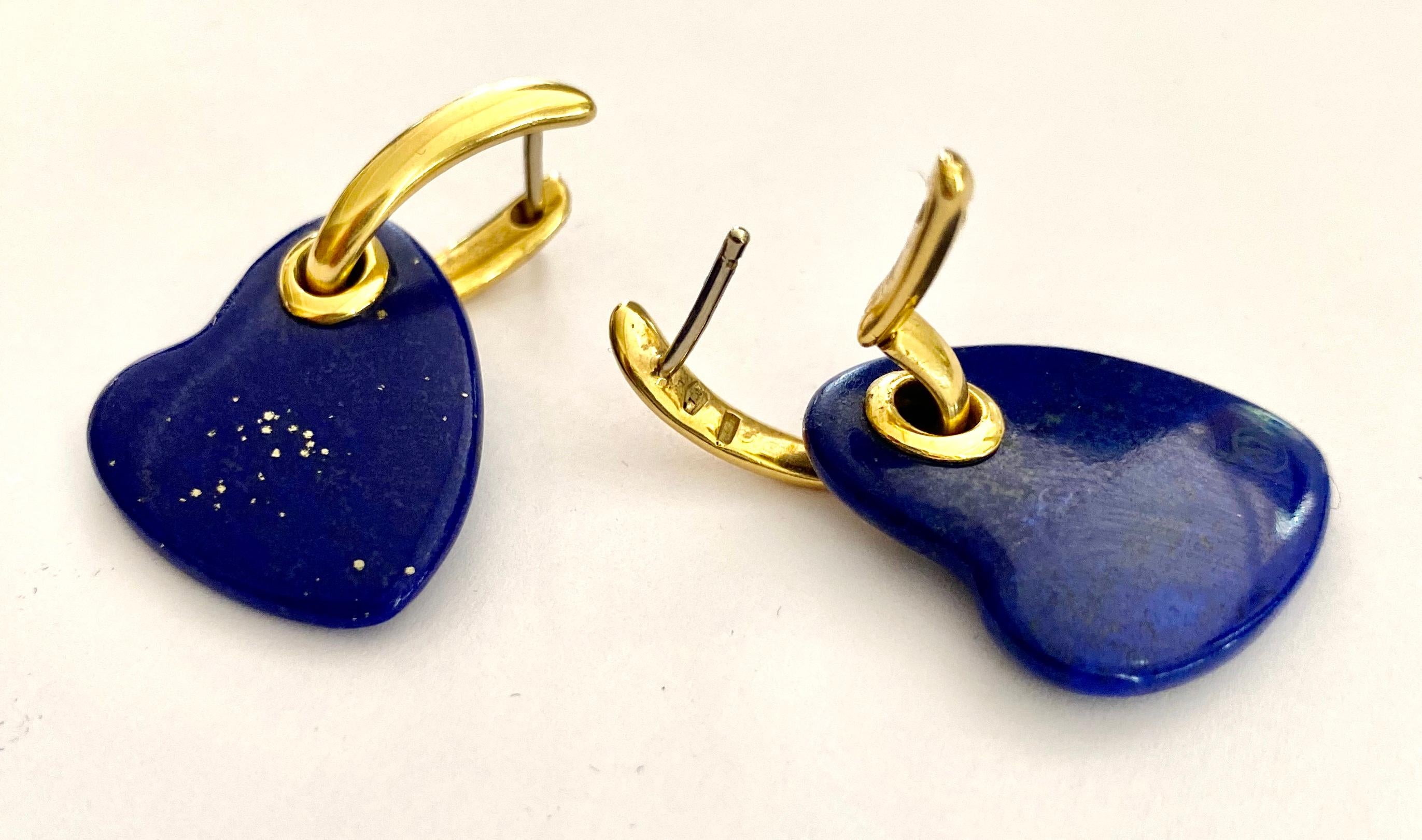 One 18K. Yellow Gold Pair of earrings  set with 2 Heart Cabuchon Cut matural Lapis Lazuli.
Signed: Rinaldo Gavello  Millano ca 1980   (including original Box)
Weight: 12.57 gram  (totaal)
Italy 1980