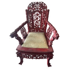 Ein Paar handgeschnitzte Stühle mit roter Lackierung, viel Liebe zum Detail, Drachenmotiv