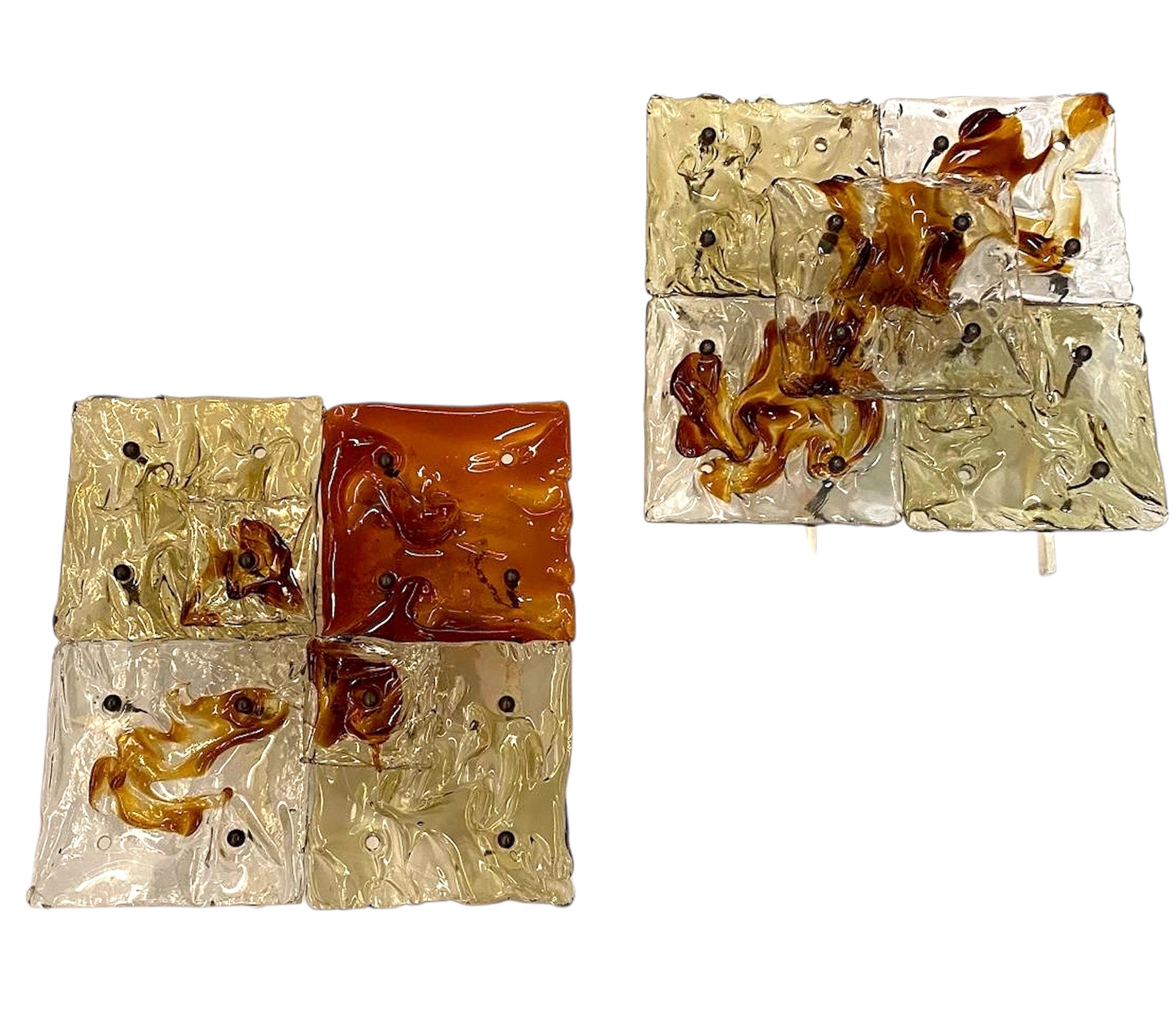 Un par de apliques de cristal elegantemente diseñados y documentados por el famoso diseñador italiano Tony Zuccheri para Venini hacia 1970. Sólo hay dos pares disponibles. Ahora sólo hay un par a la venta. Cada apliques de estilo patchwork consta de