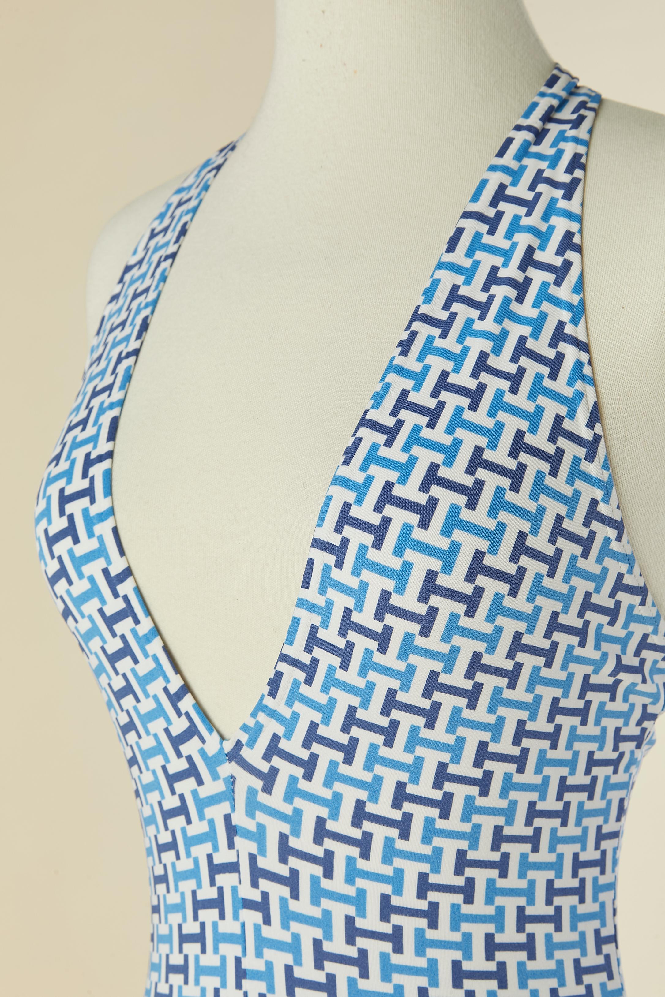 Maillot de bain une pièce dos nu et imprimé. Composition du tissu : 85% nylon, 15% élasthanne. Fermoir en plastique transparent derrière le cou 
TAILLE 36 (Fr) XS/ S 