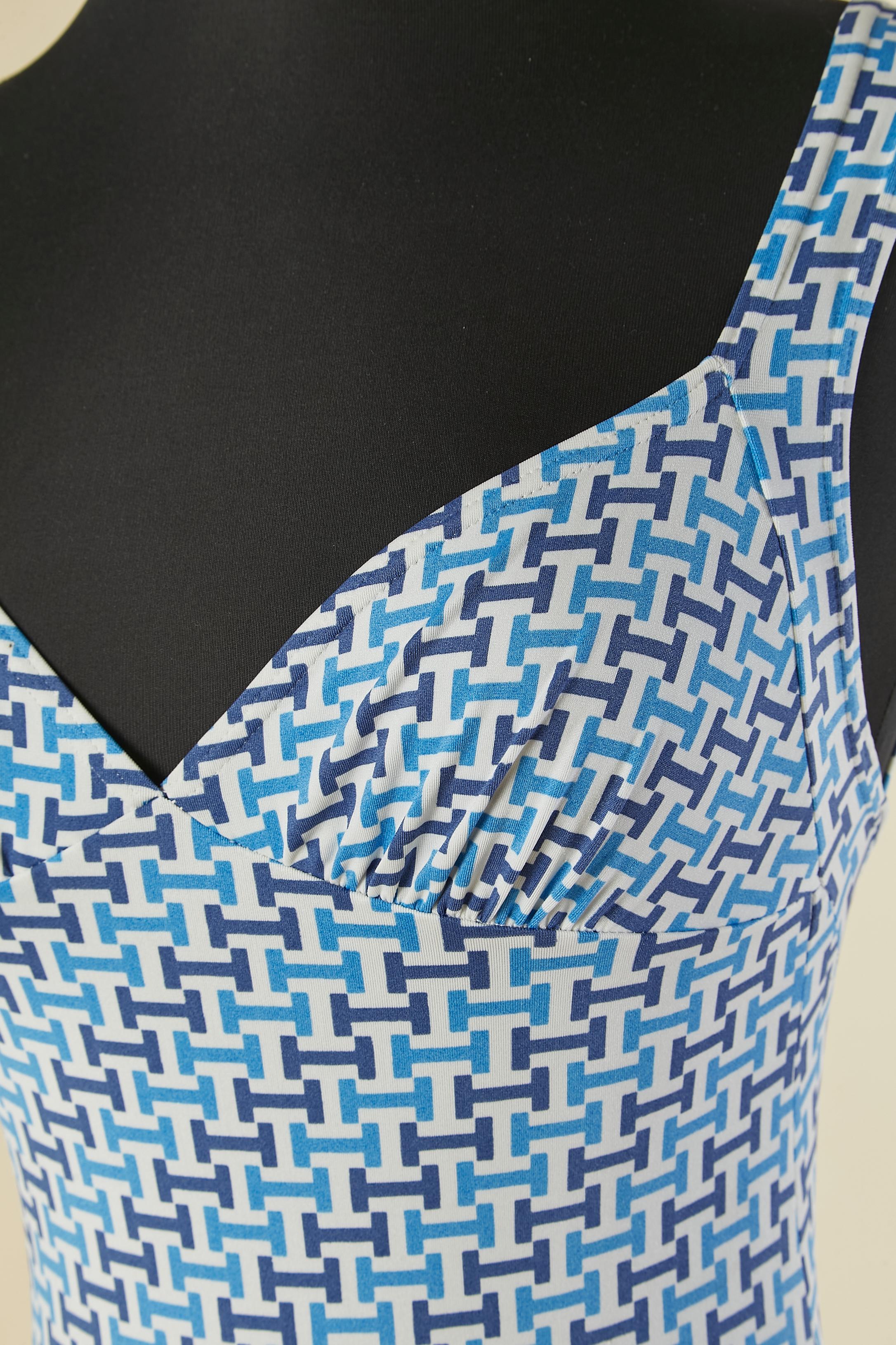 Maillot de bain une pièce imprimé et dos nu. Composition du tissu : 85% nylon, 15% élasthanne. Petite fronce sur le buste. 
TAILLE SUR L'ÉTIQUETTE : 40 (Fr) mais s'adapte plutôt à S 
