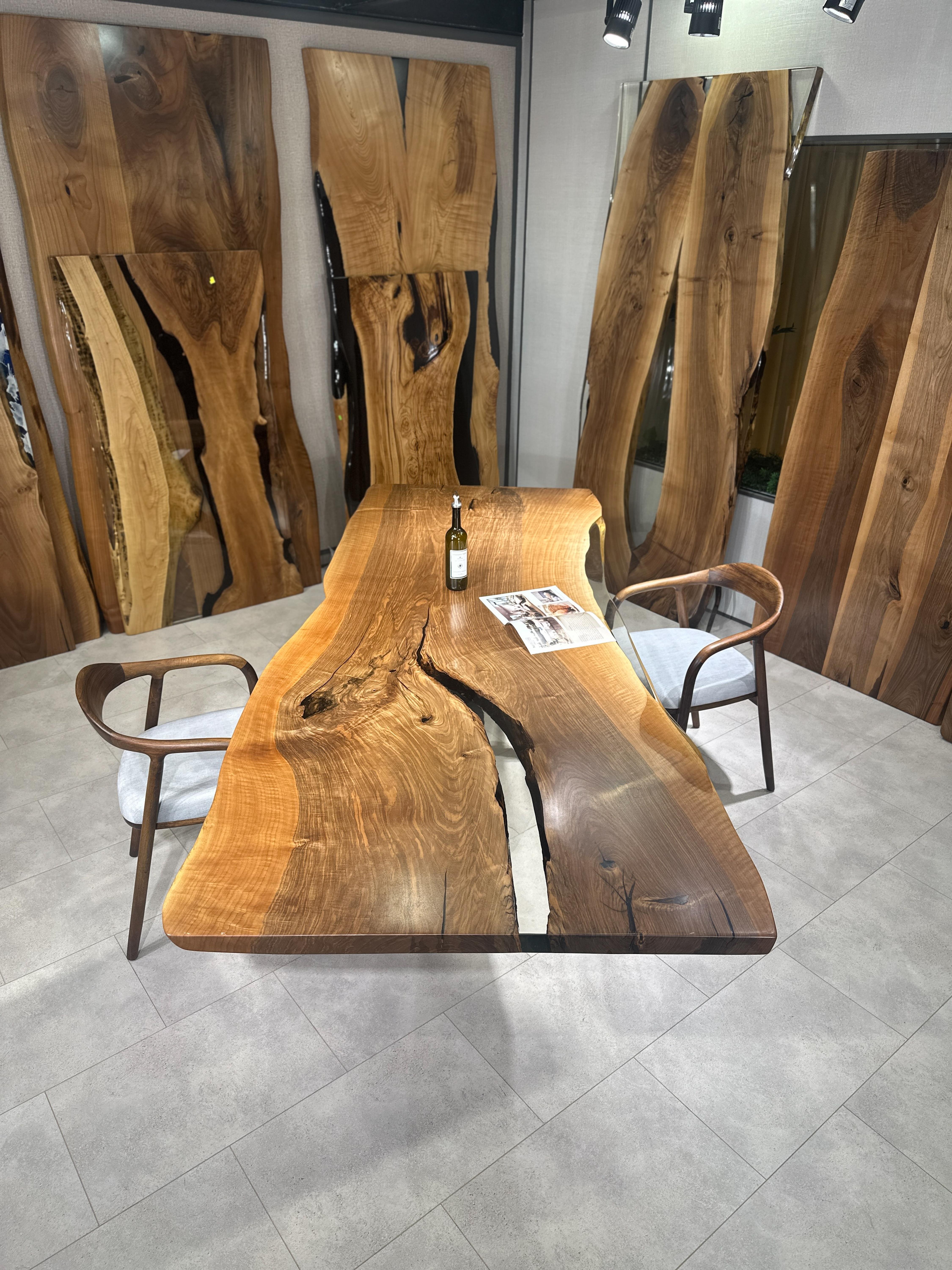 Table de salle à manger en résine époxy claire sur mesure en noyer 

Cette table est fabriquée en bois de noyer vieux de 500 ans. Les veines et la texture du bois décrivent l'aspect d'un bois de noyer naturel.
Elle peut être utilisée comme table de