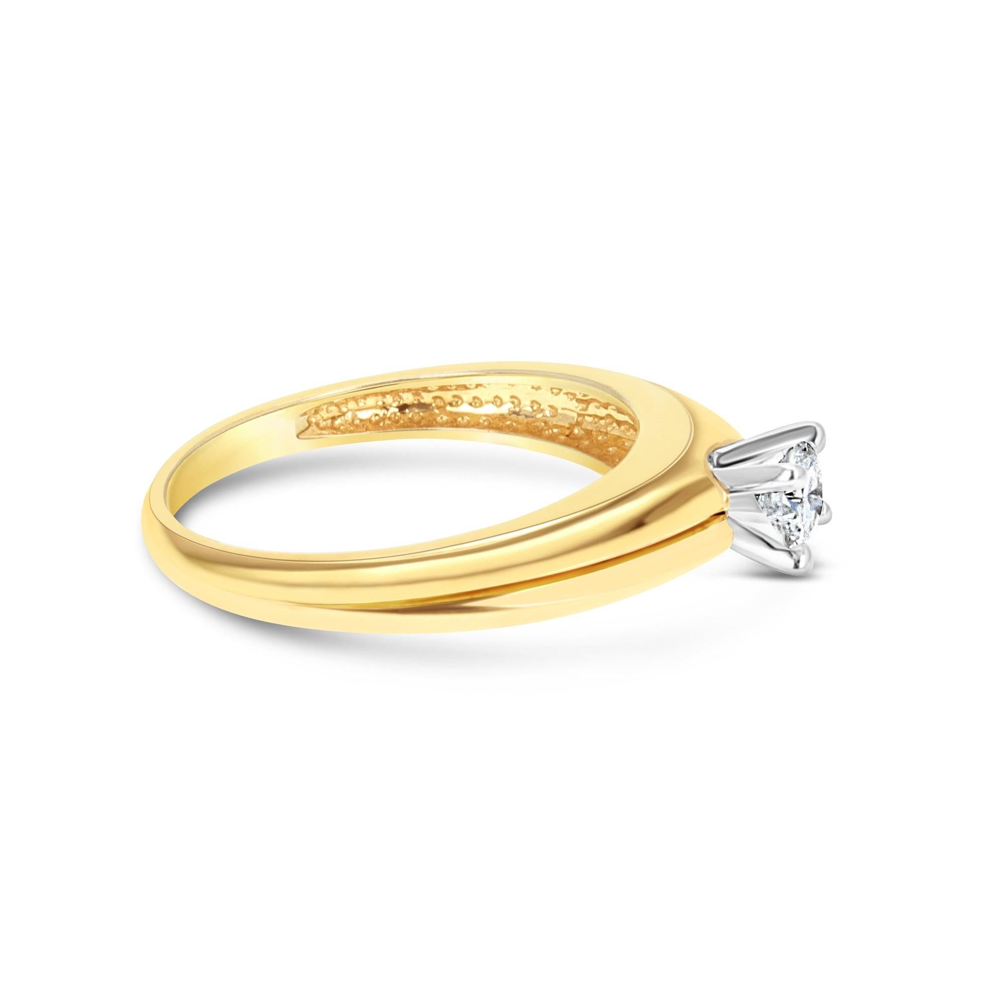 Taglio rotondo One Quarter Carat Diamond Engagement Ring in vendita