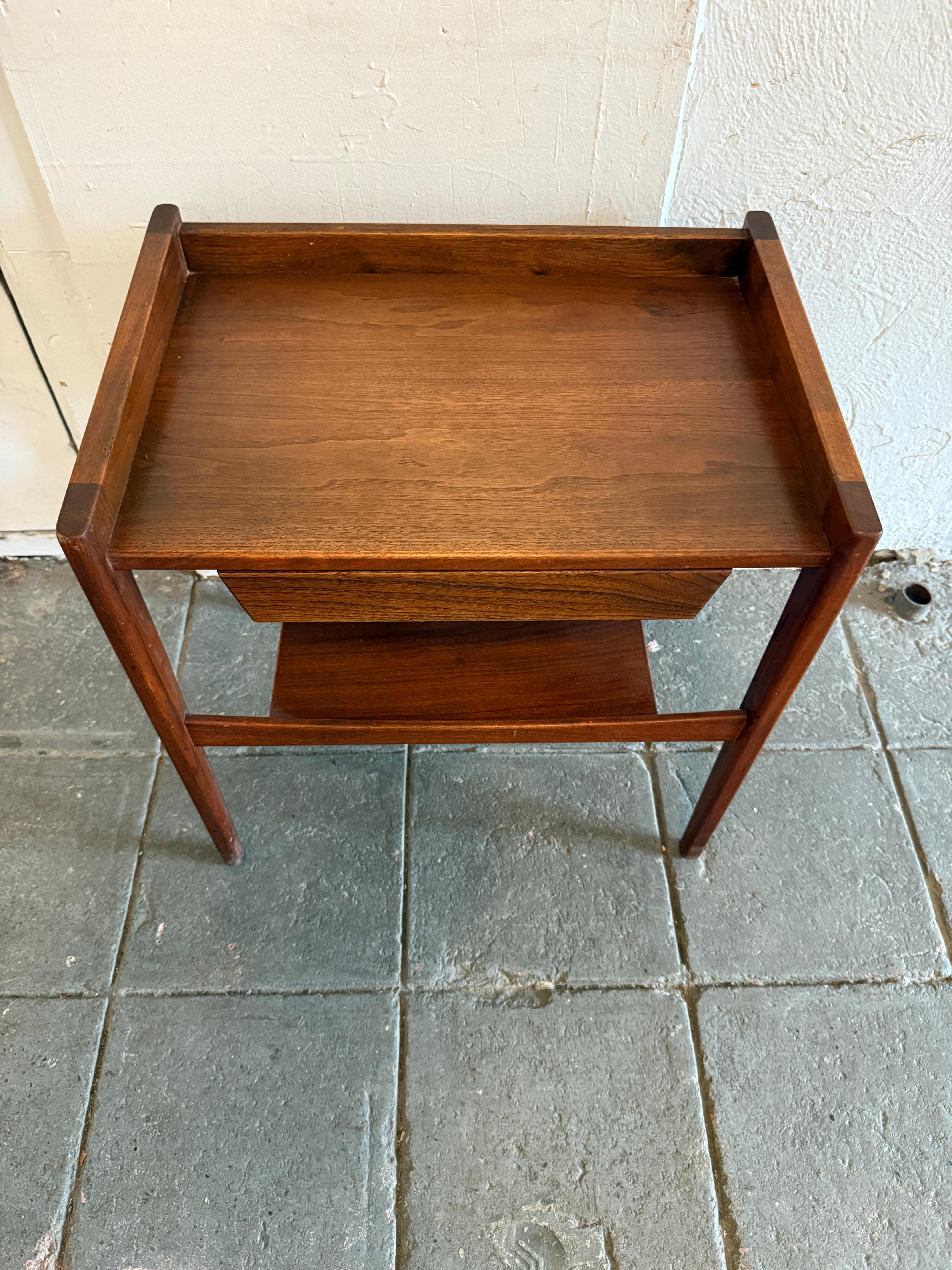 Un comodino Rare Jens Risom con un cassetto singolo in noce di grande design. Comodino dal design accattivante realizzato in noce massiccio. Ha un unico cassetto con fondo in laminato bianco. Label all'interno di Jens Risom Design. 

Solo (1)