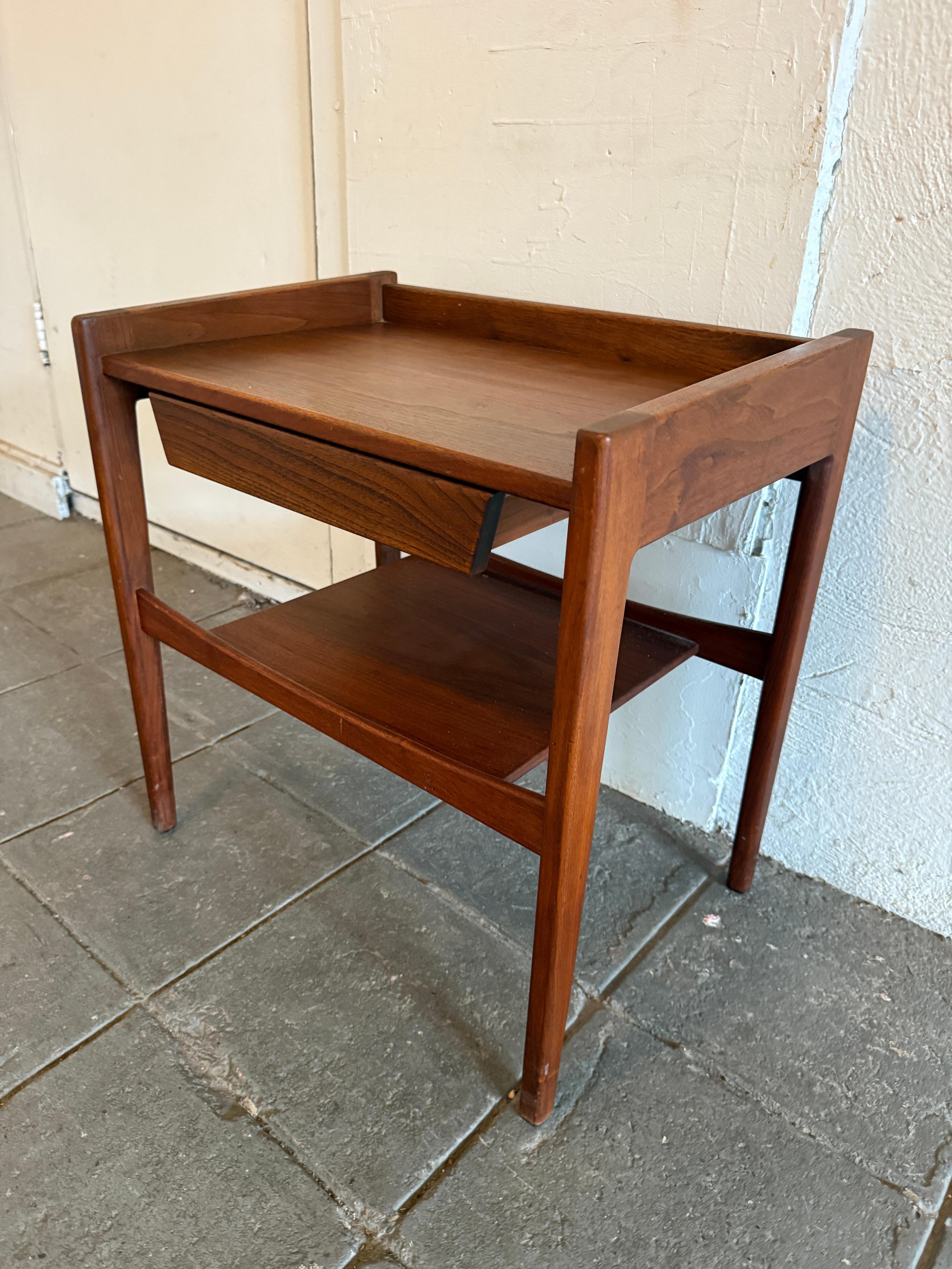 Mid-Century moderno Un comodino Rare Jens Risom con un cassetto singolo in noce di grande design in vendita