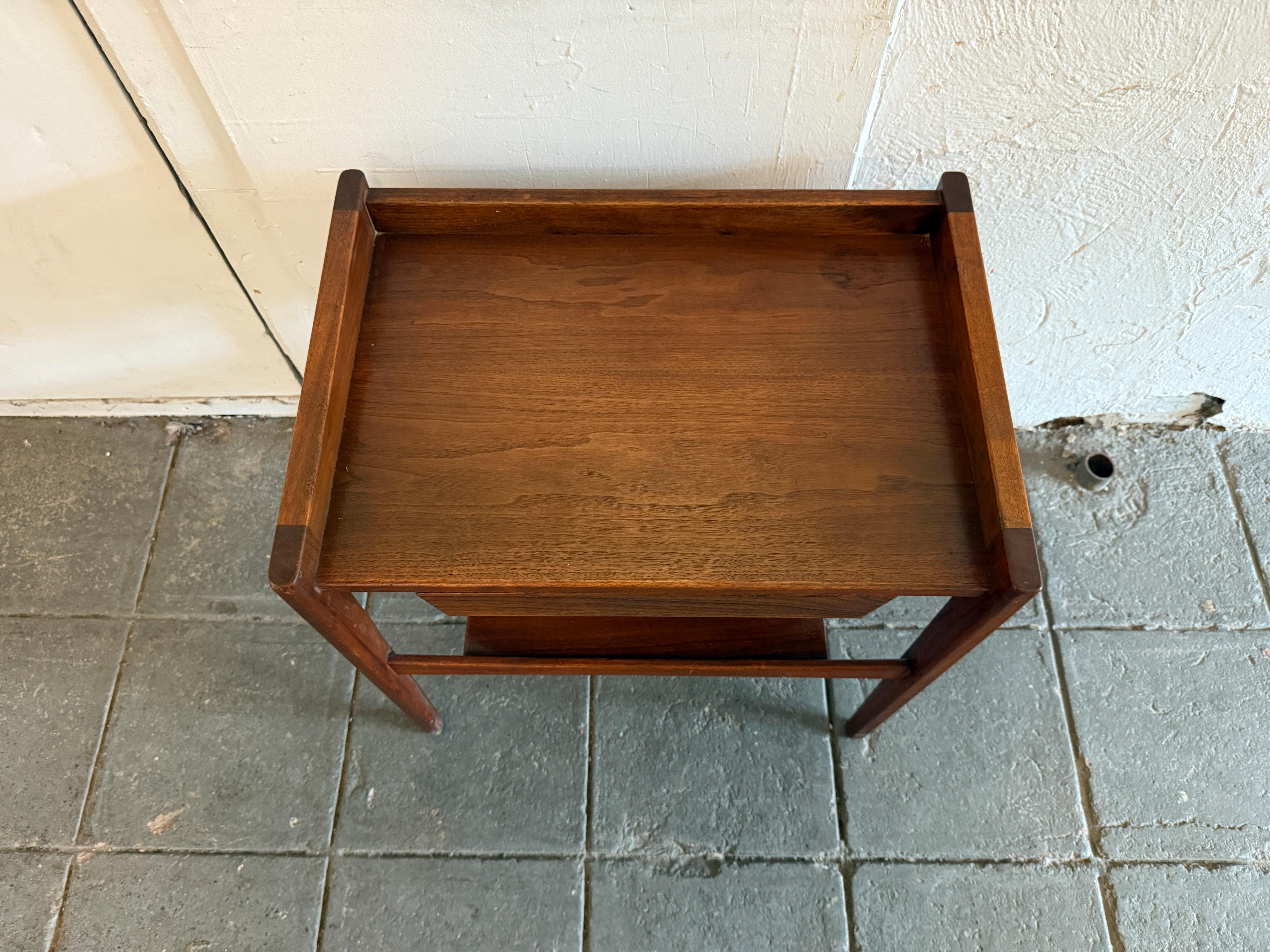 Americano Un comodino Rare Jens Risom con un cassetto singolo in noce di grande design in vendita