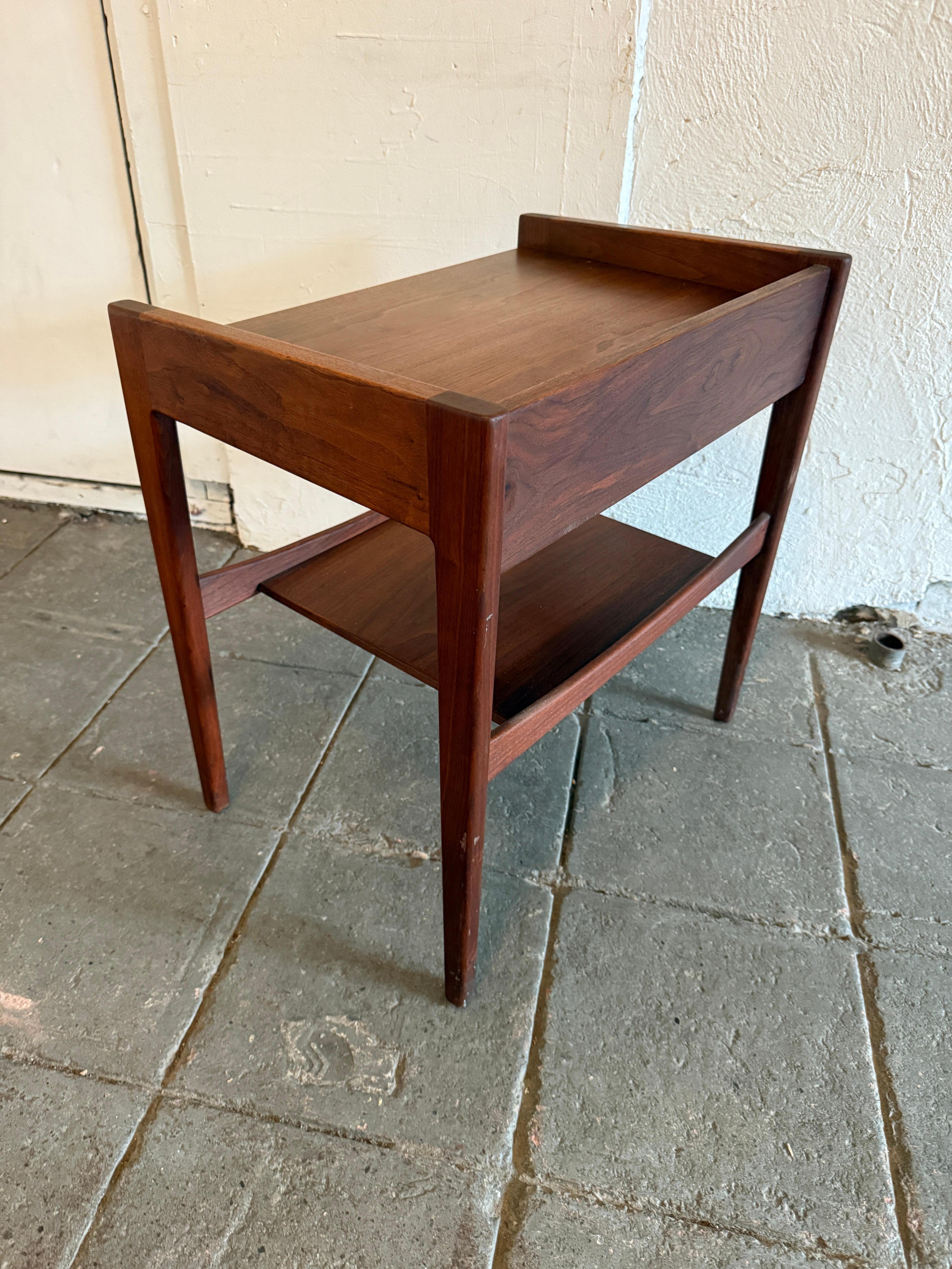 Metà XX secolo Un comodino Rare Jens Risom con un cassetto singolo in noce di grande design in vendita