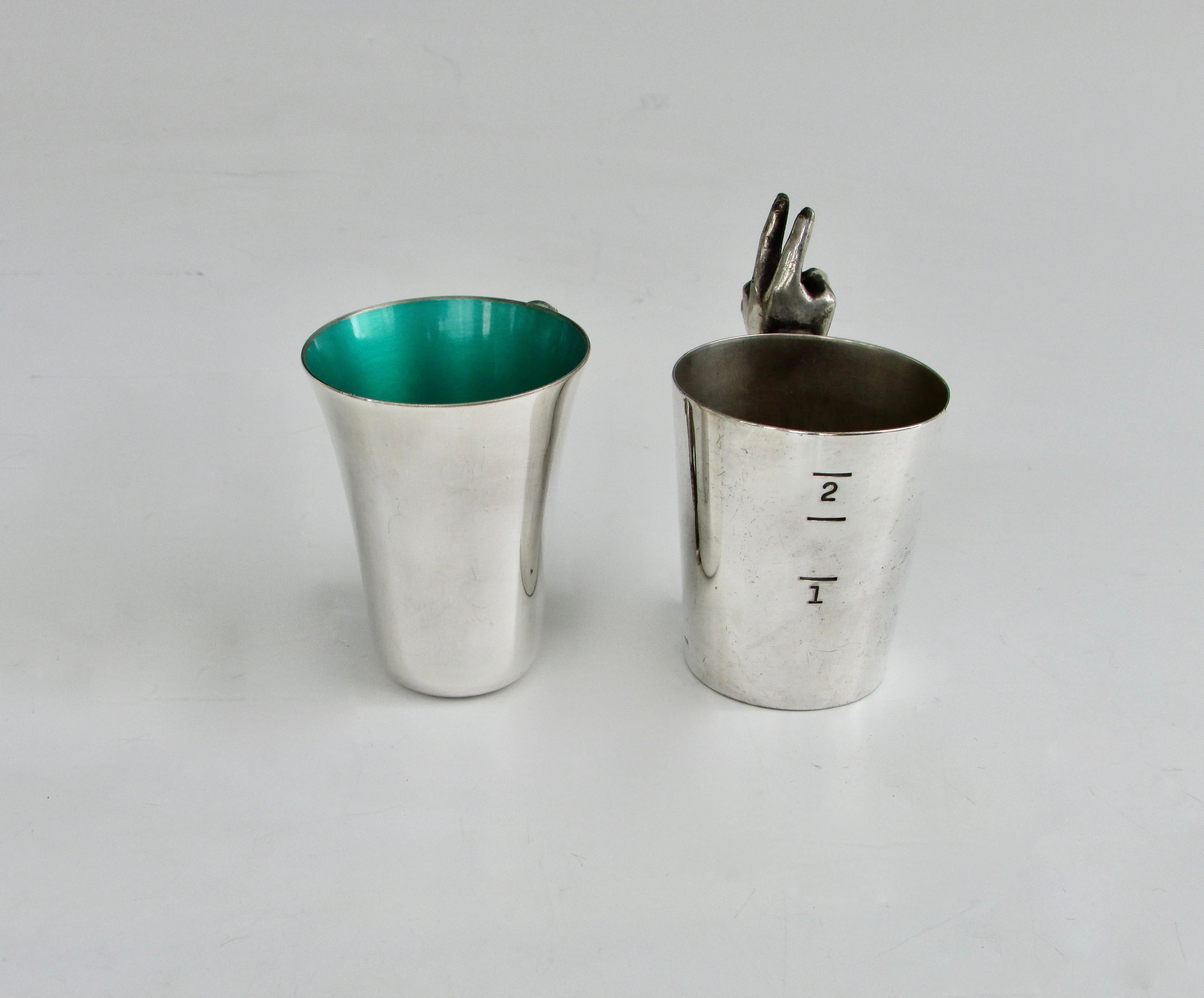 Americano Un bicchiere Reed & Barton smaltato e un bicchiere Napier con piatto d'argento in vendita
