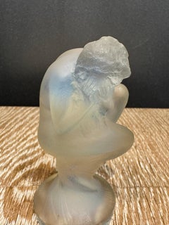 Una statuetta Art Déco di R. Lalique in vetro opalescente a forma di sirena da mettere sull'auto