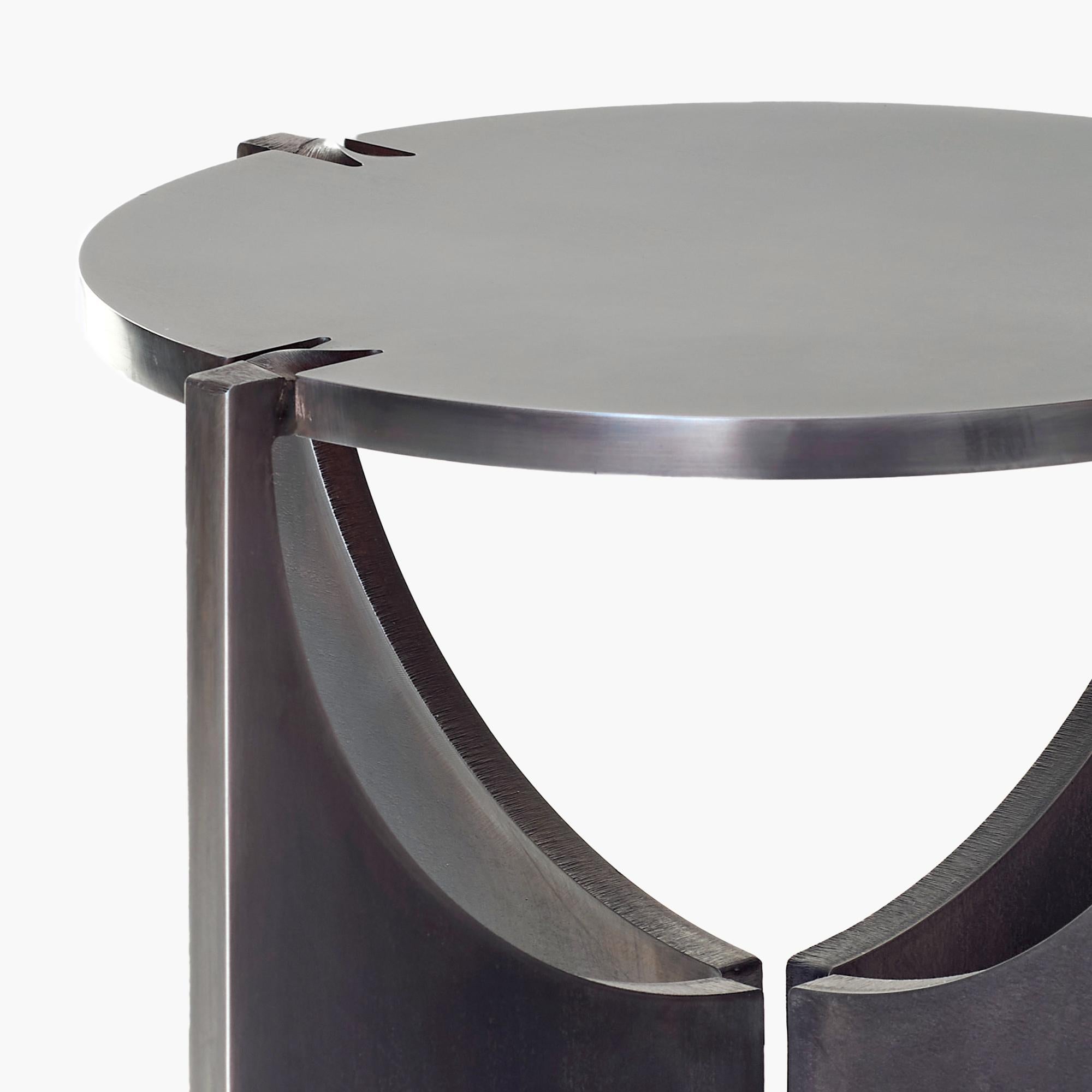 Ti presentiamo lo sgabello ONE Round, una testimonianza di semplicità e forza all'interno della famiglia ONE. Ricavato da un'unica lastra di metallo, subisce un viaggio di trasformazione da una superficie piatta a una dinamica forma tridimensionale,
