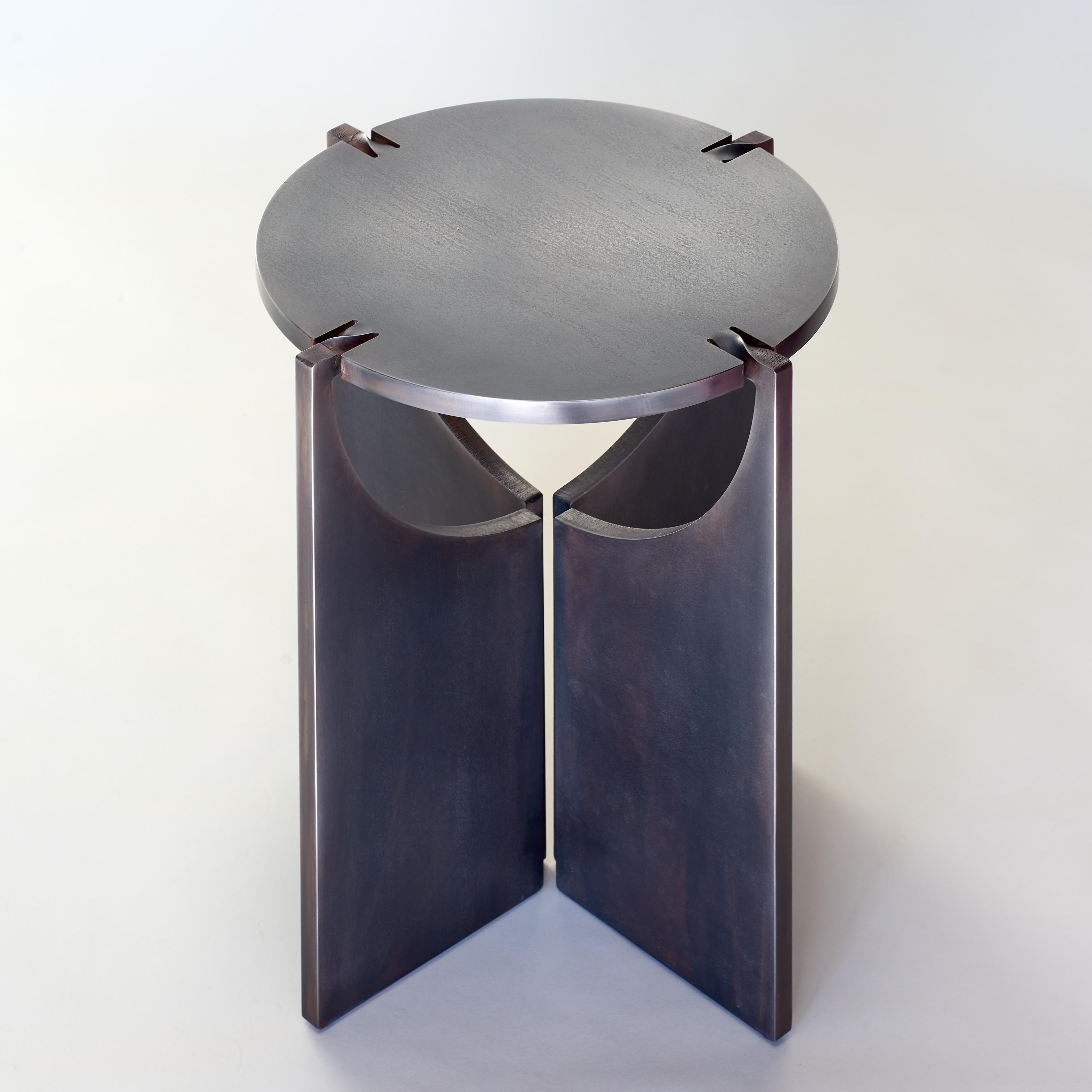 Olandese ONE Sgabello rotondo in patina grigio caldo di Frank Penders in vendita
