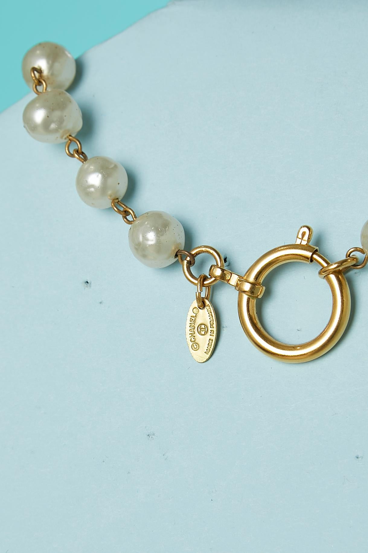 Contemporain sautoir à une rangée de perles et de pièces de marque Chanel des années 1980  en vente