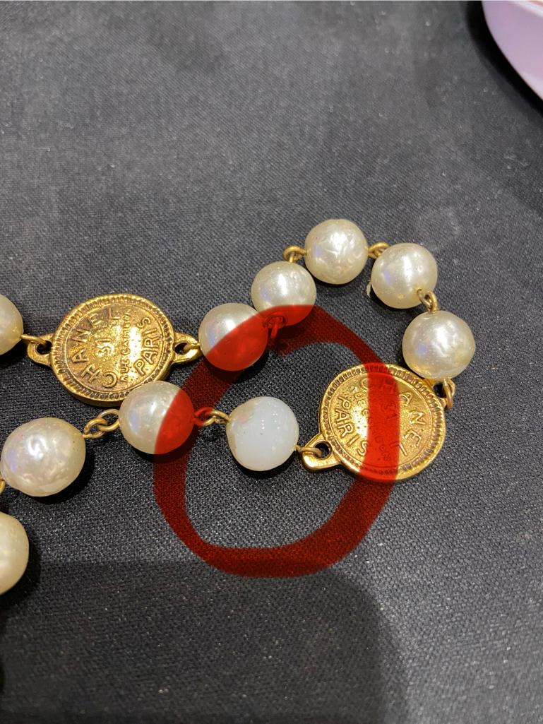 sautoir à une rangée de perles et de pièces de marque Chanel des années 1980  en vente 1