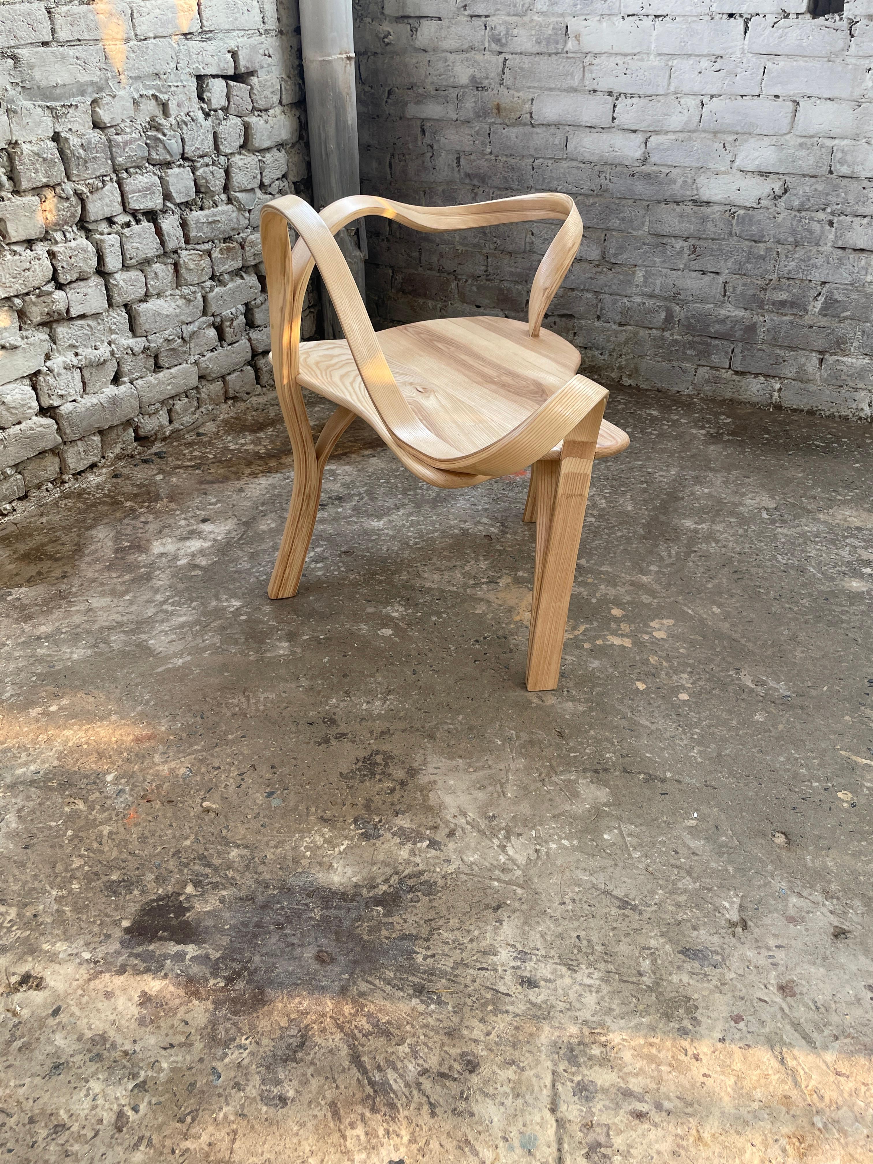 Bois cintré Un siège, fauteuil de salon par Raka Studio en vente