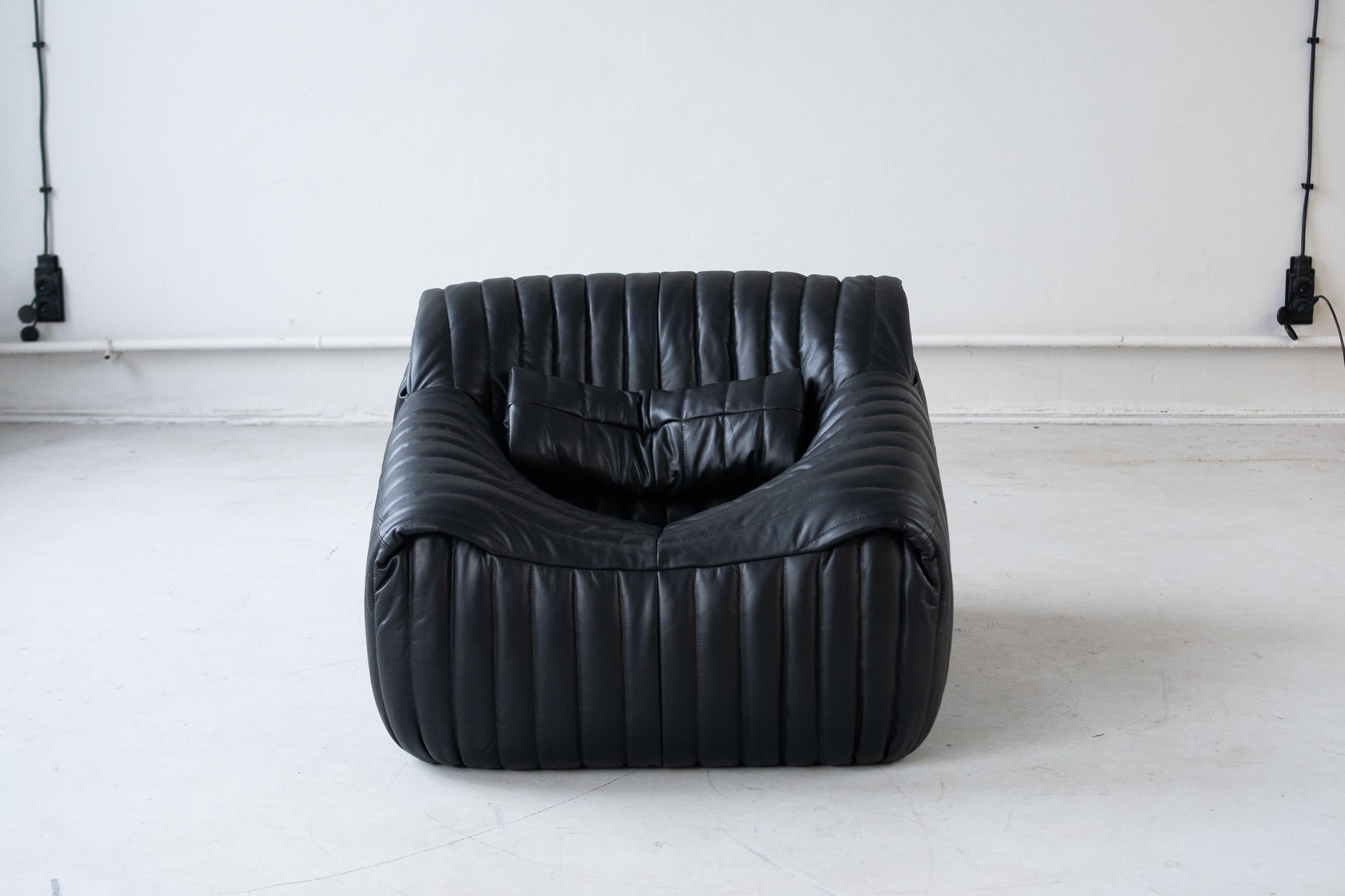 One seater Sandra sofa  designed by Annie Hiéronimus for Cinna after she joined the Roset Bureau d’Etudes in 1976. 
 The inside of the sofa consists entirely of polyether foam and is, therefore, feather-light and above all very comfortable. 