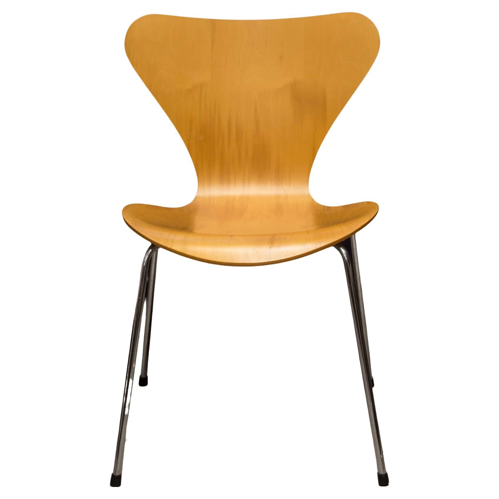 Chaise iconique du mouvement de design danois, la chaise Series 7 a été conçue par Arne Jacobsen et produite par Fritz Hansen.
Plusieurs disponibles.