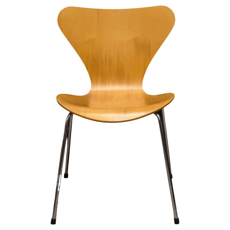 Iconic chair of the Danish design movement, the Series 7 Chair was designed by Arne Jacobsen and produced by Fritz Hansen.
Multipe available.