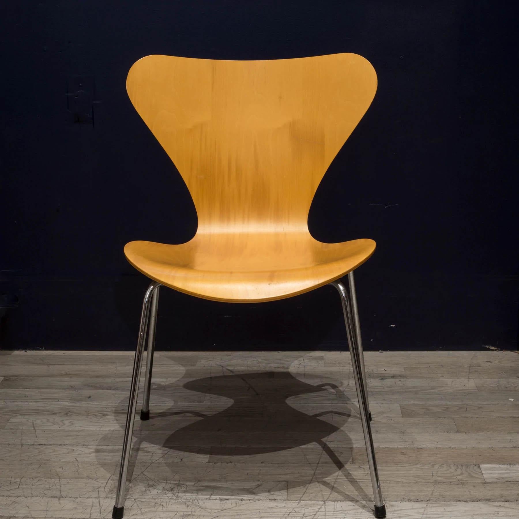 1  Series 7 Chair by Arne Jacobsen for Fritz Hansen Multiple Available In Good Condition For Sale In Pasadena, TX