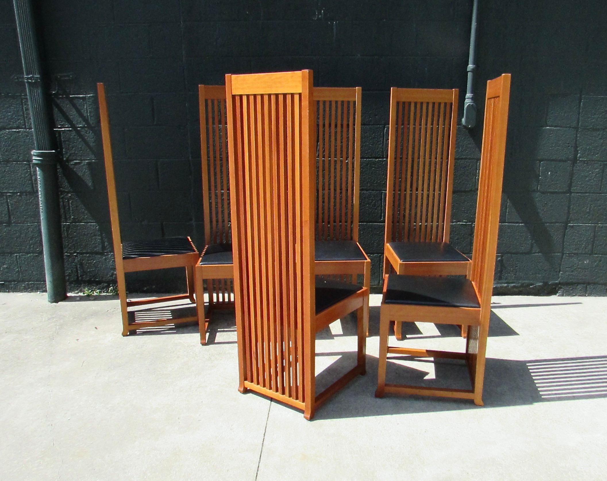 Ein Satz von sechs Frank Lloyd Wright Cassina Robie Stühlen zwei Sätze verfügbar (Italienisch) im Angebot