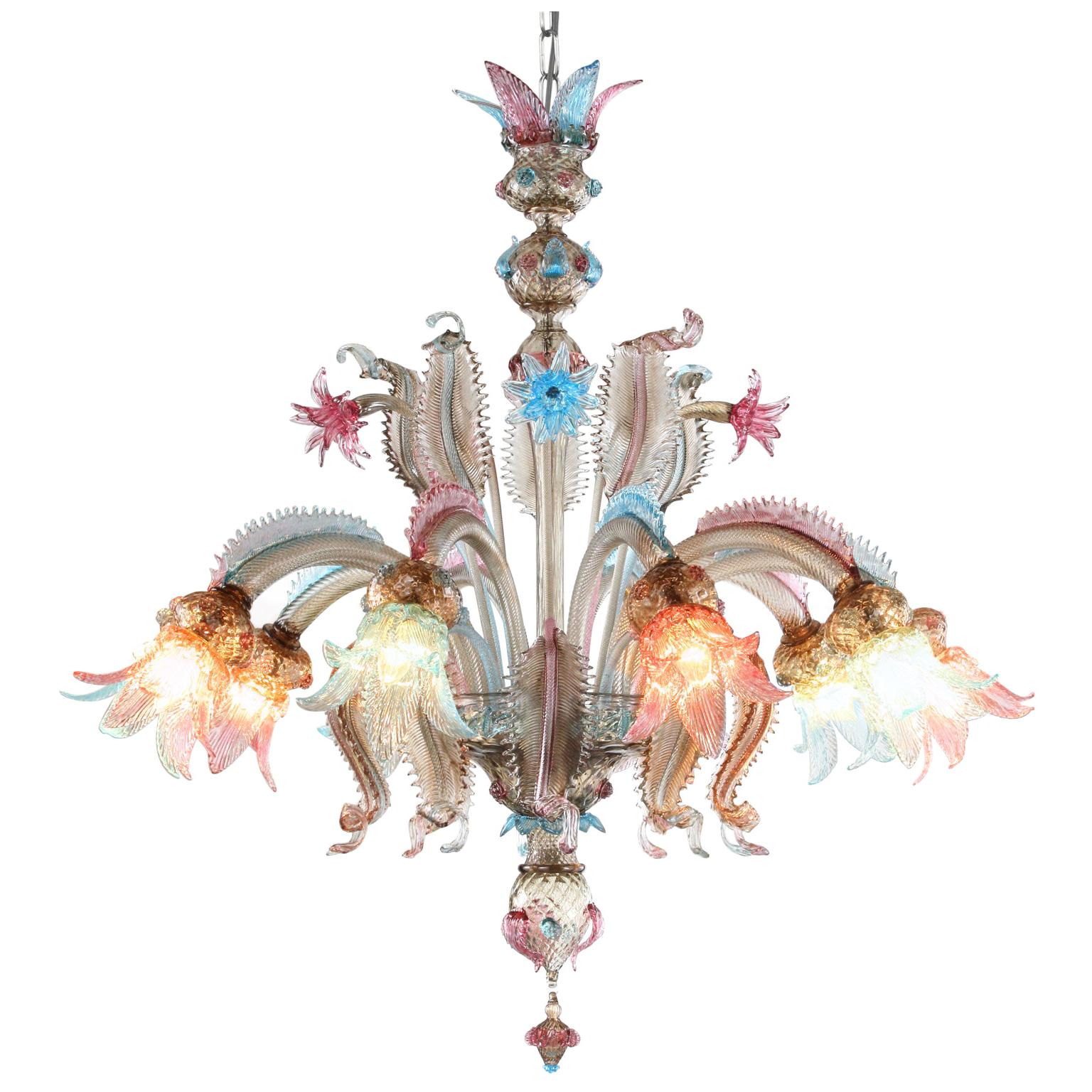 Le lustre classique en verre de Murano, tel qu'il apparaît dans l'imagerie collective. Tout comme les autres lustres de nos collections, il est conçu avec le souci du détail et la passion. Chaque produit (des lustres monumentaux aux pièces plus