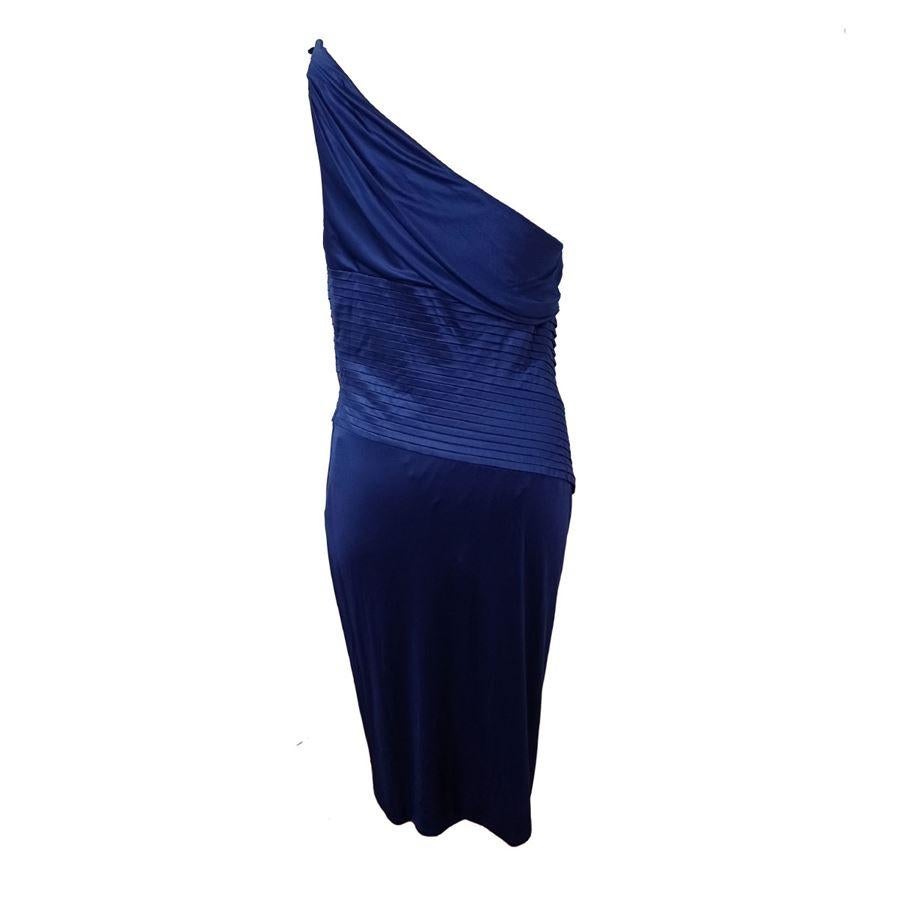 Viscose (95%) Polyamid (2%) Cotton (2%) Elasthane Blue color with shiny effect Front drape effect with slit On the top pleats processing One-shoulder with hook closure Side zip Maximum length cm 100 (3937 inches)
