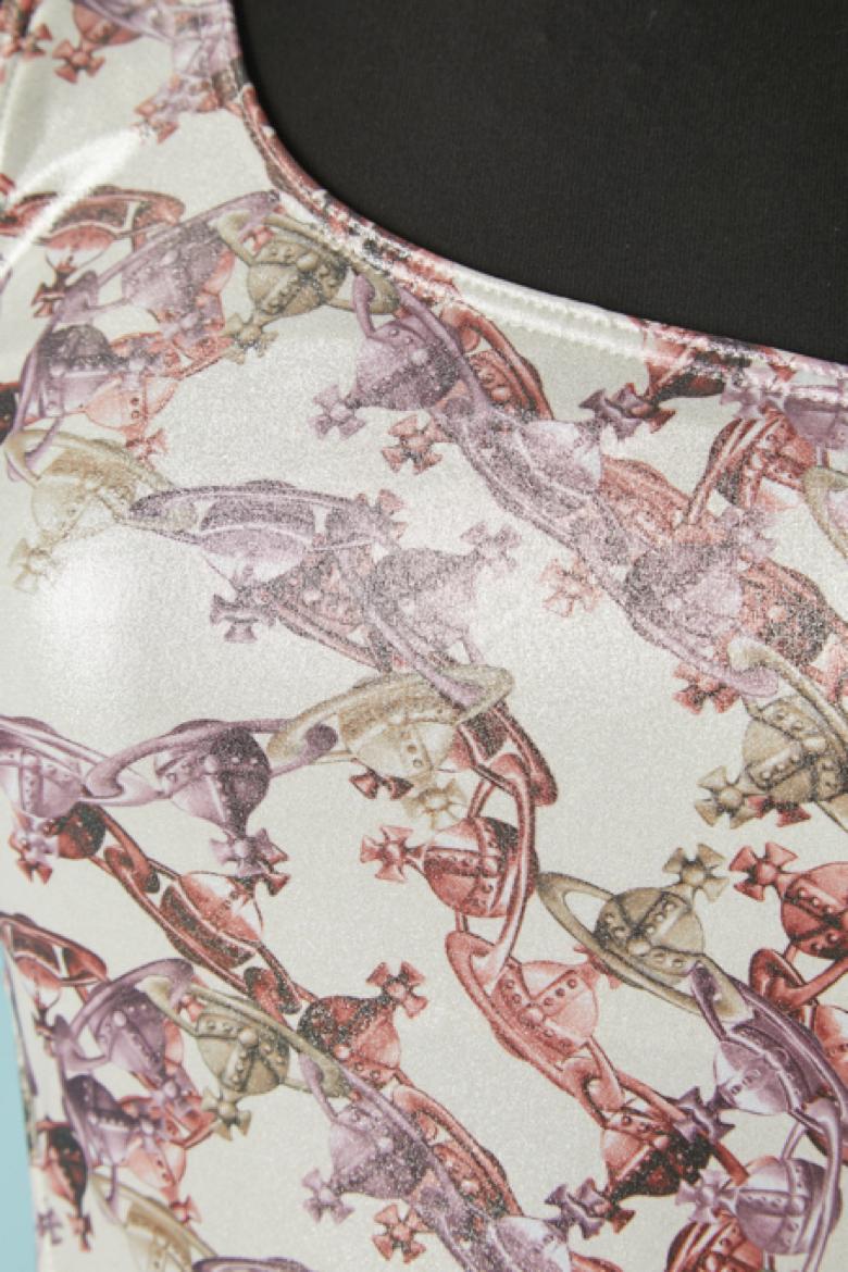 Bedruckter Badeanzug mit einer Schulter. Zusammensetzung des Stoffes: 78% Nylon, 22% Elastan.
GRÖSSE M 