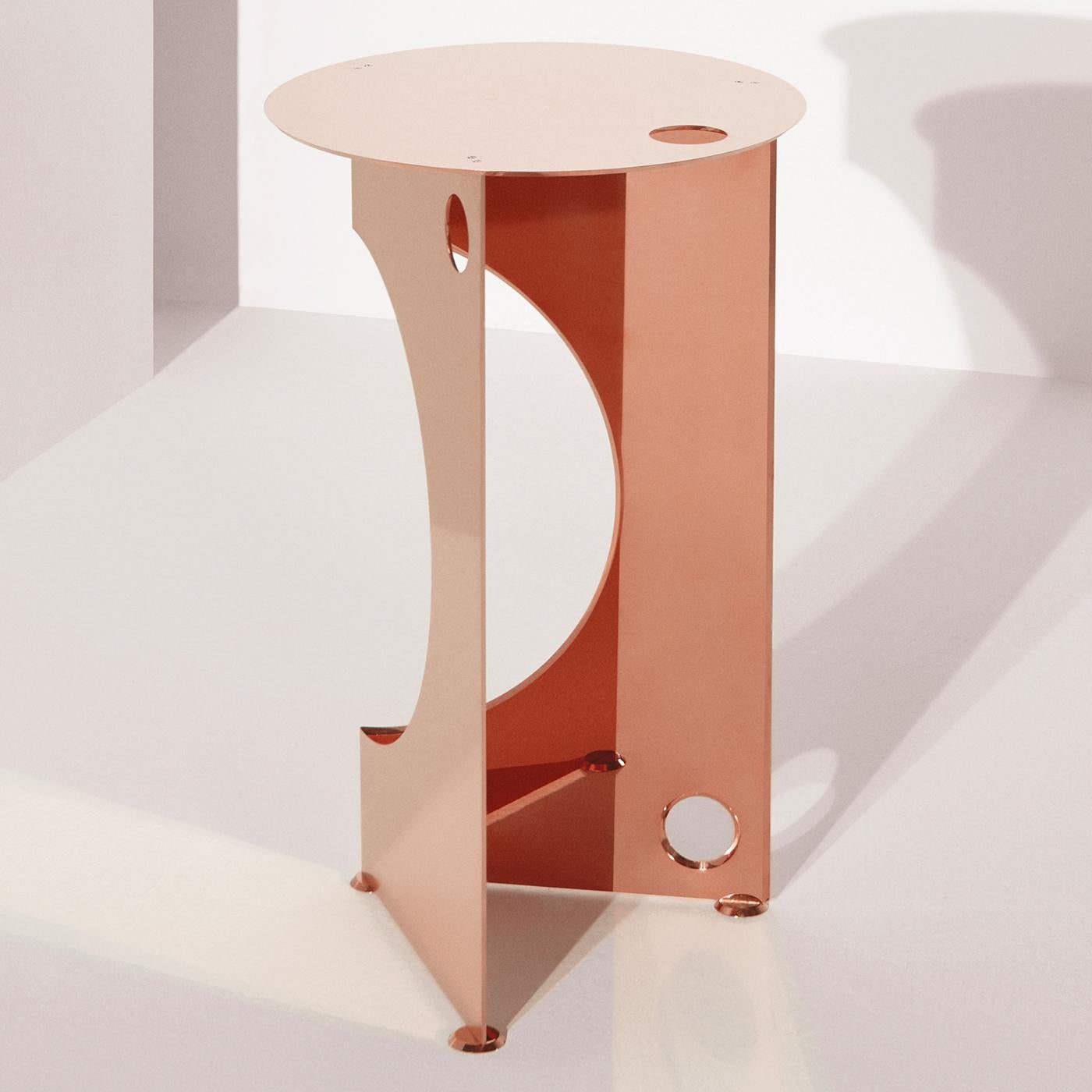 Entirely handmade, this side table exudes Industrial minimalism and a striking allure derived from its artisanal craftsmanship. The structure is in metal - with a copper finish - with a square base folded with a proprietary method and supported by