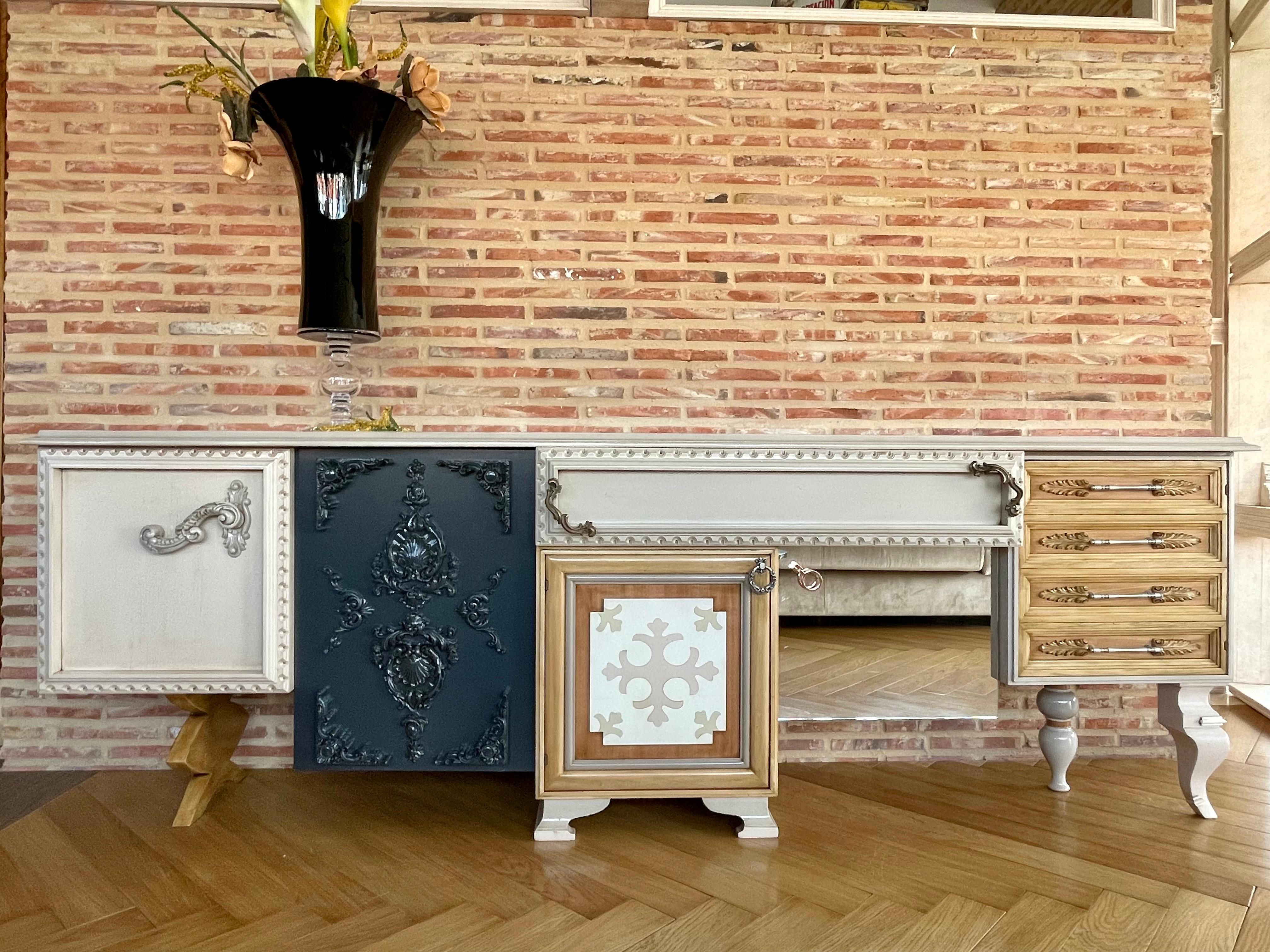 Anrichte, fünf Türen und eine Schublade, von Lola Glamour
Abmessungen: T 45 x B 250 x H 83 cm
MATERIALIEN: Holz.

Die One-Serie wächst auf allen Ebenen mit diesem Stück, das Größen, neue Farben, Texturen und MATERIALIEN umfasst. Die Reife eines