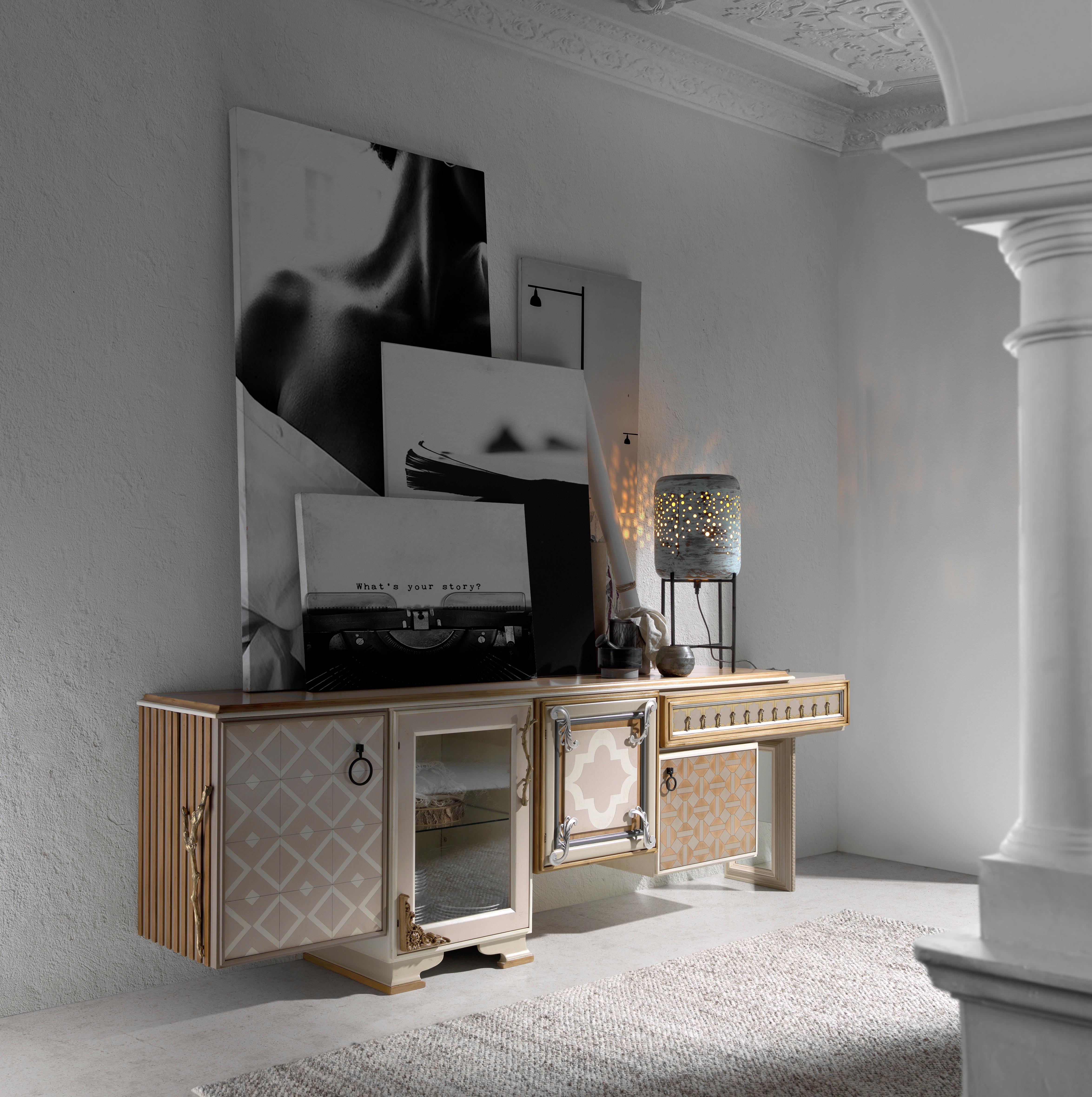 Anrichte, vier Türen und eine Schublade, von Lola Glamour
Abmessungen: T 45 x B 250 x H 78 cm
MATERIALIEN: Holz.

Entdecken Sie die neue Zusammensetzung der One-Serie! Mit erneuerten Texturen, Applikationen und Farben ist dieses charakteristische