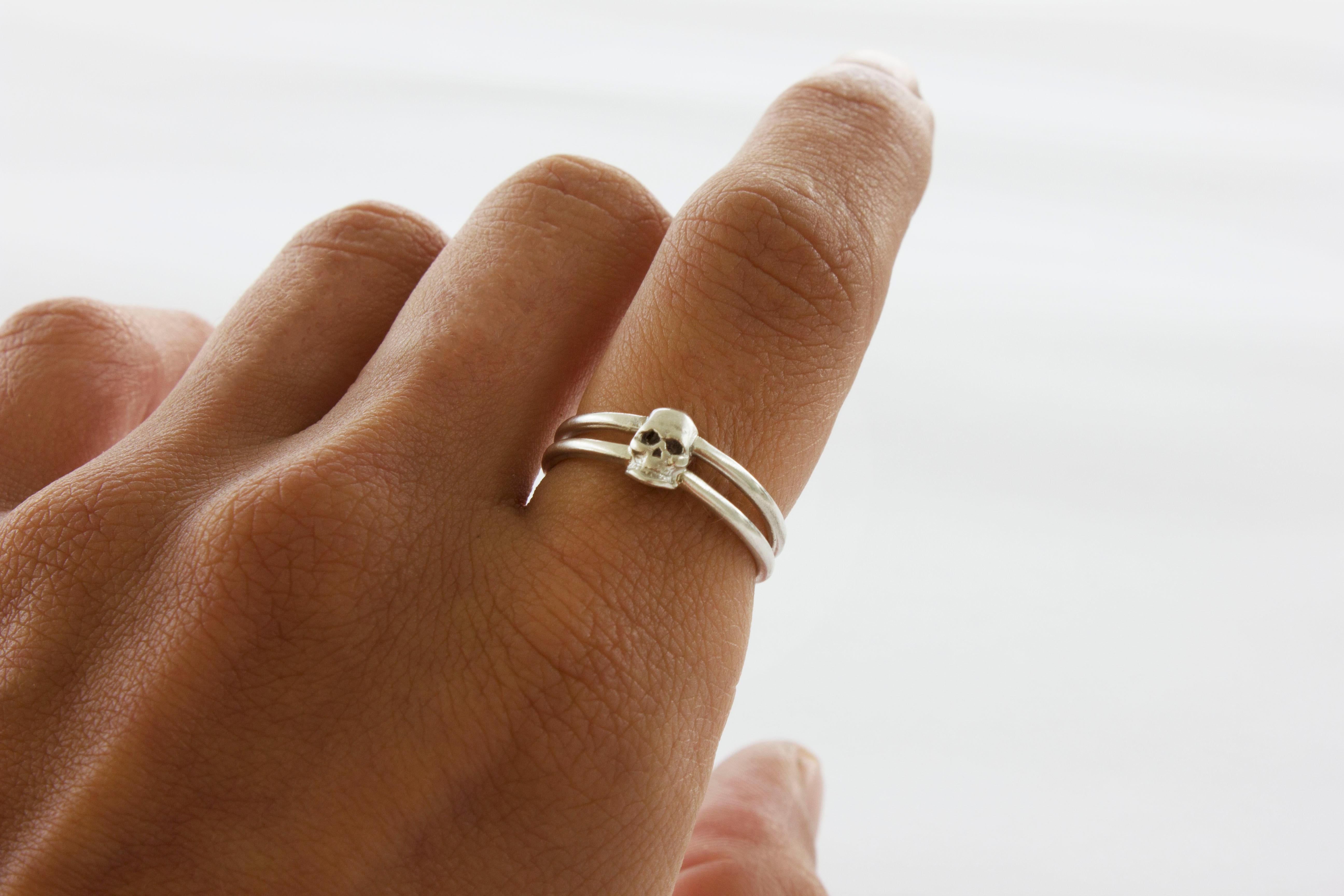 Ein winziger Ring mit einem Totenkopf als Schmuck für Ihren Finger.

Dieser Ring ist ein eleganter Alltagsring und kann auch getragen werden, um ein besonderes Outfit mit einem Hauch von Eleganz zu vervollständigen.

Der Schädel misst ca. 6,5 mm x