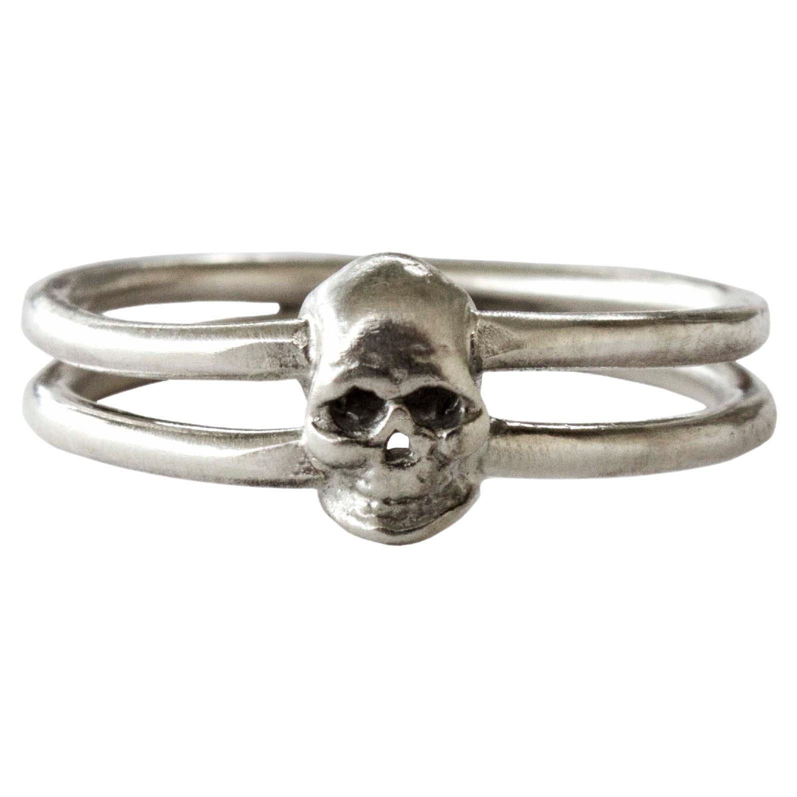 Ein Totenkopf-Ring im Angebot