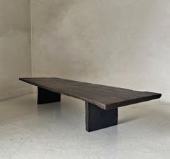 Ein Couchtisch mit Platte aus aufgearbeiteter Kastanie