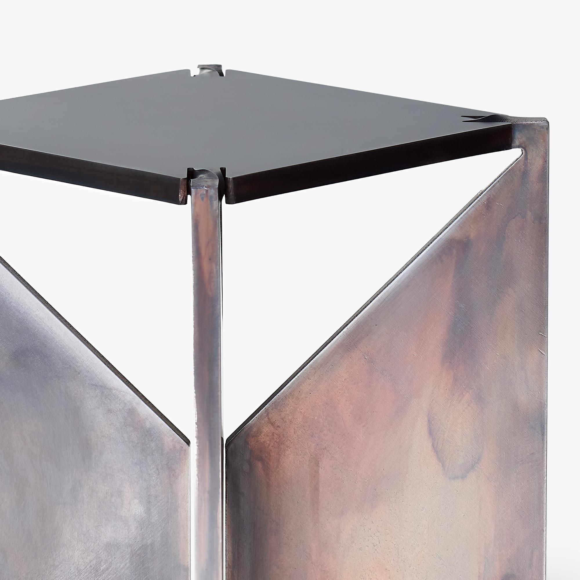 Voici le tabouret carré ONE, un témoignage de simplicité et de force au sein de la famille ONE. Fabriqué à partir d'une seule feuille de métal, il passe d'une surface plane à une forme tridimensionnelle dynamique, faisant écho à la résilience et à