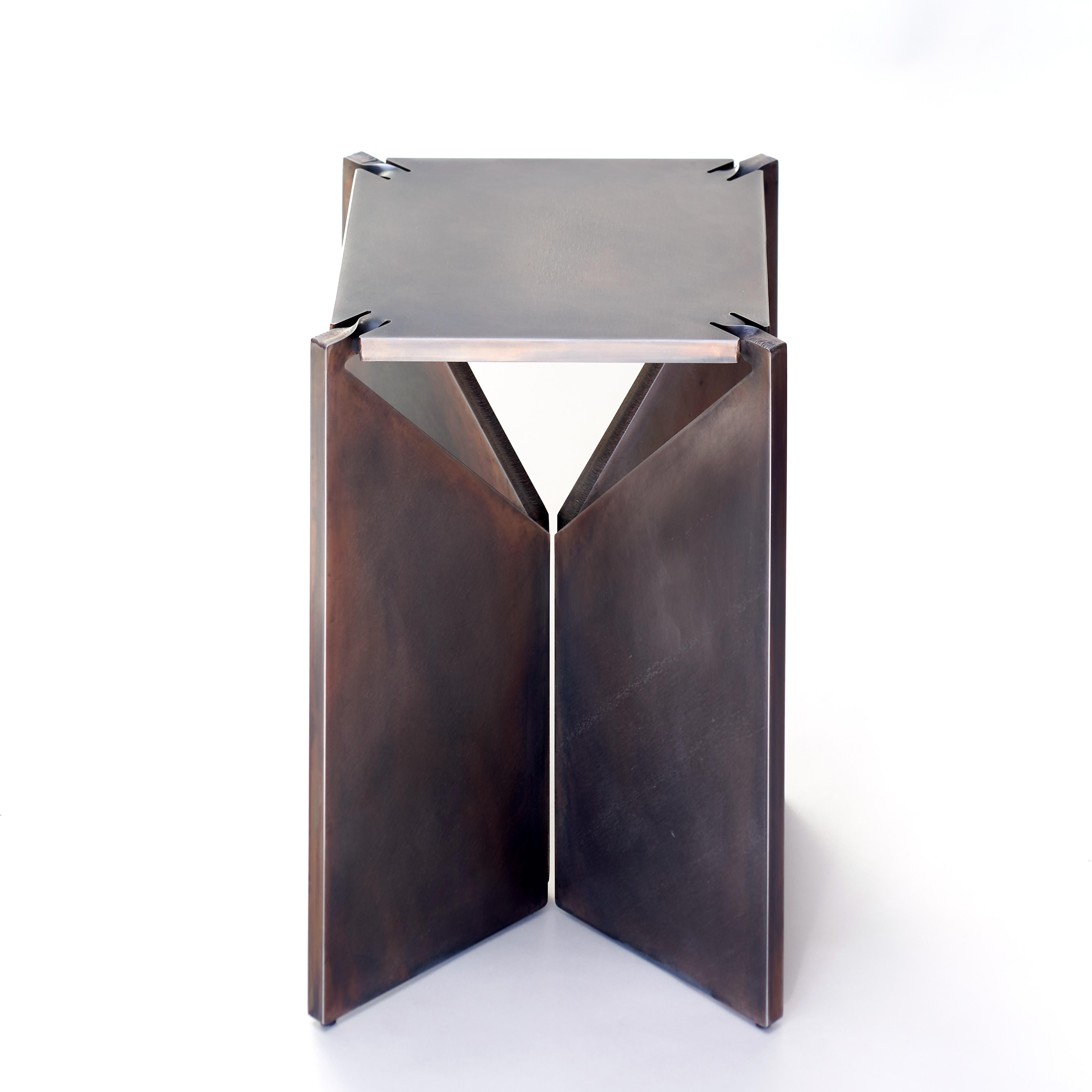 Néerlandais ONE Tabouret carré en patine gris chaud par Frank Franks en vente