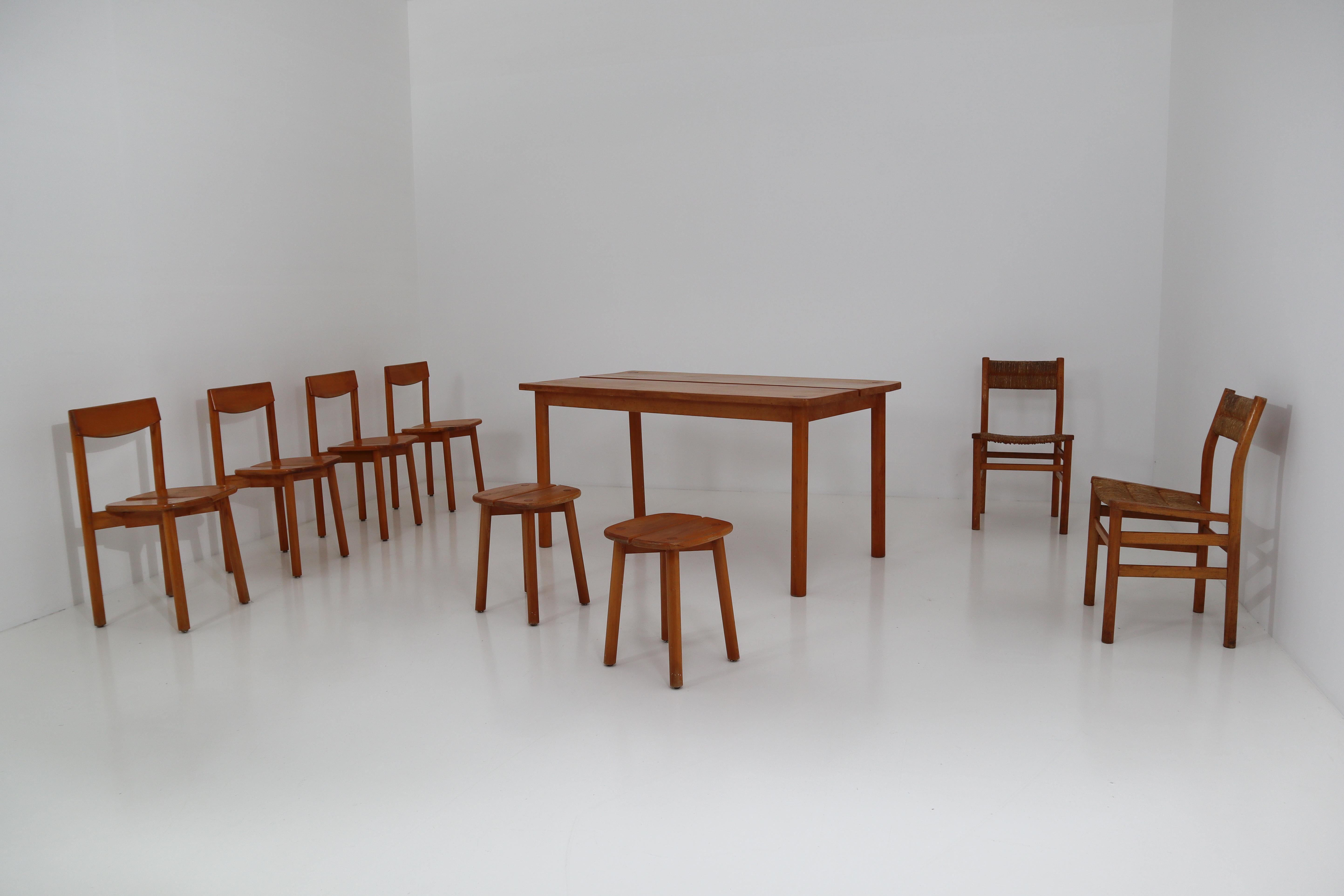 Table and chairs by Pierre Gautier Delaye. Table, set of four chairs, set of two chairs, set of two stools made in France in 1960 from VVF beech massive.
The assembly is assembled according to the tenon-mortise principle, visible on the seat. The