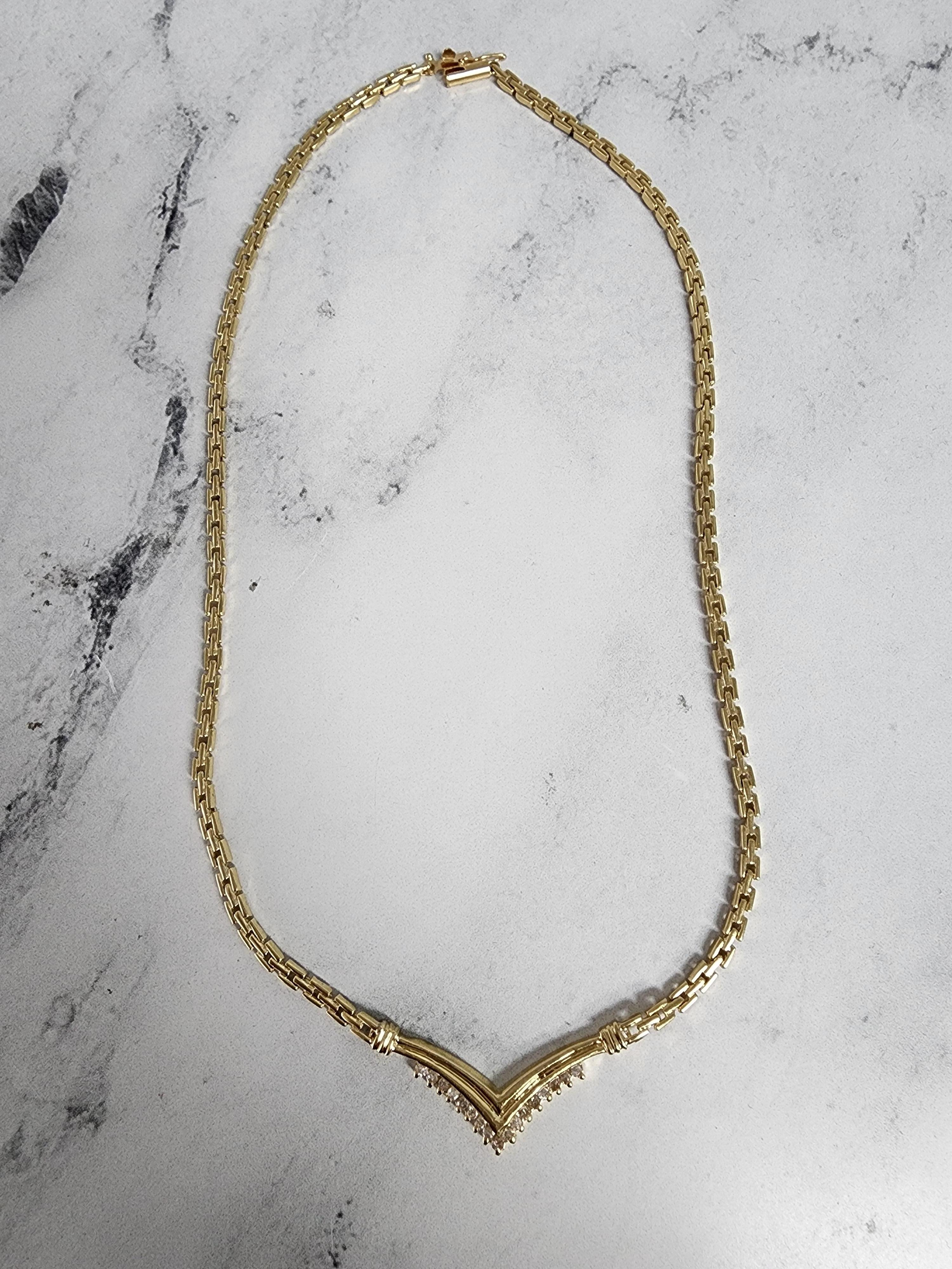 Taille ronde Collier à maillons en forme de V en or jaune 14k et diamants d'un tiers de carat en vente
