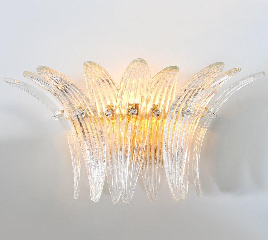 Applique italienne avec 9 feuilles en verre clair de Murano soufflées à la main et montées sur une monture en métal plaqué or 24 carats / Made in Italy
Largeur : 19 pouces / Hauteur : 10 pouces / Profondeur : 9.5 pouces
2 lampes / type E12 ou E14 /