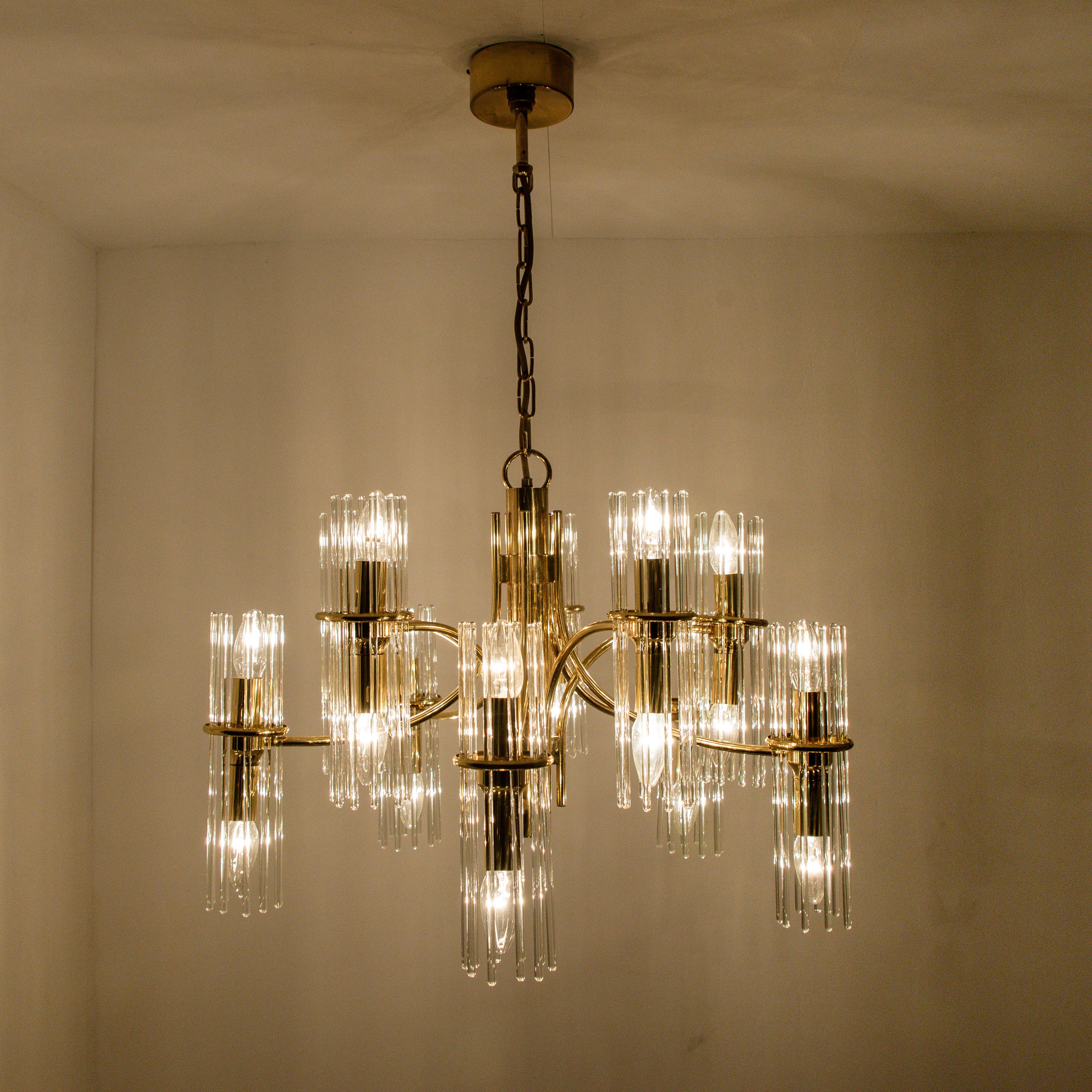 One Italian Mid-Century Modern glass rod and brass Gaetano Sciolari chandelier for Lightolier. Each 10-arm chandelier has 20-light bulbs, circa 1960s-1970s. Illuminates beautifully. The chain is removable and can be shortened or replaced with a