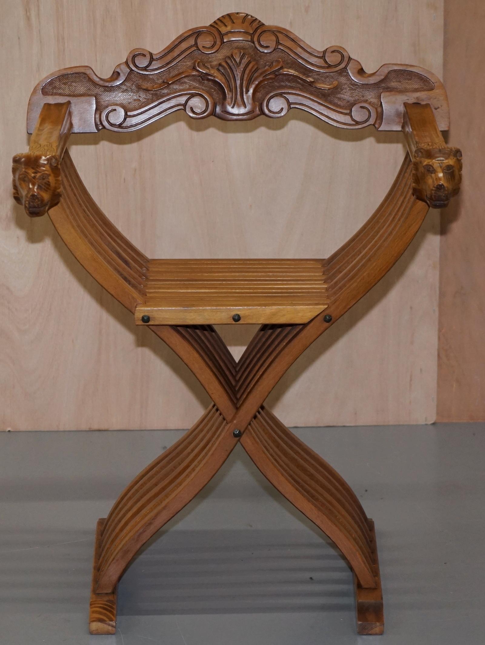 Nous avons le plaisir de proposer à la vente l'un des deux fauteuils Savonarola.

J'ai une paire, cette enchère est pour la chaise avec des bras en forme de tête de lion, l'autre chaise qui est listée dans mes autres articles a des bras arrondis