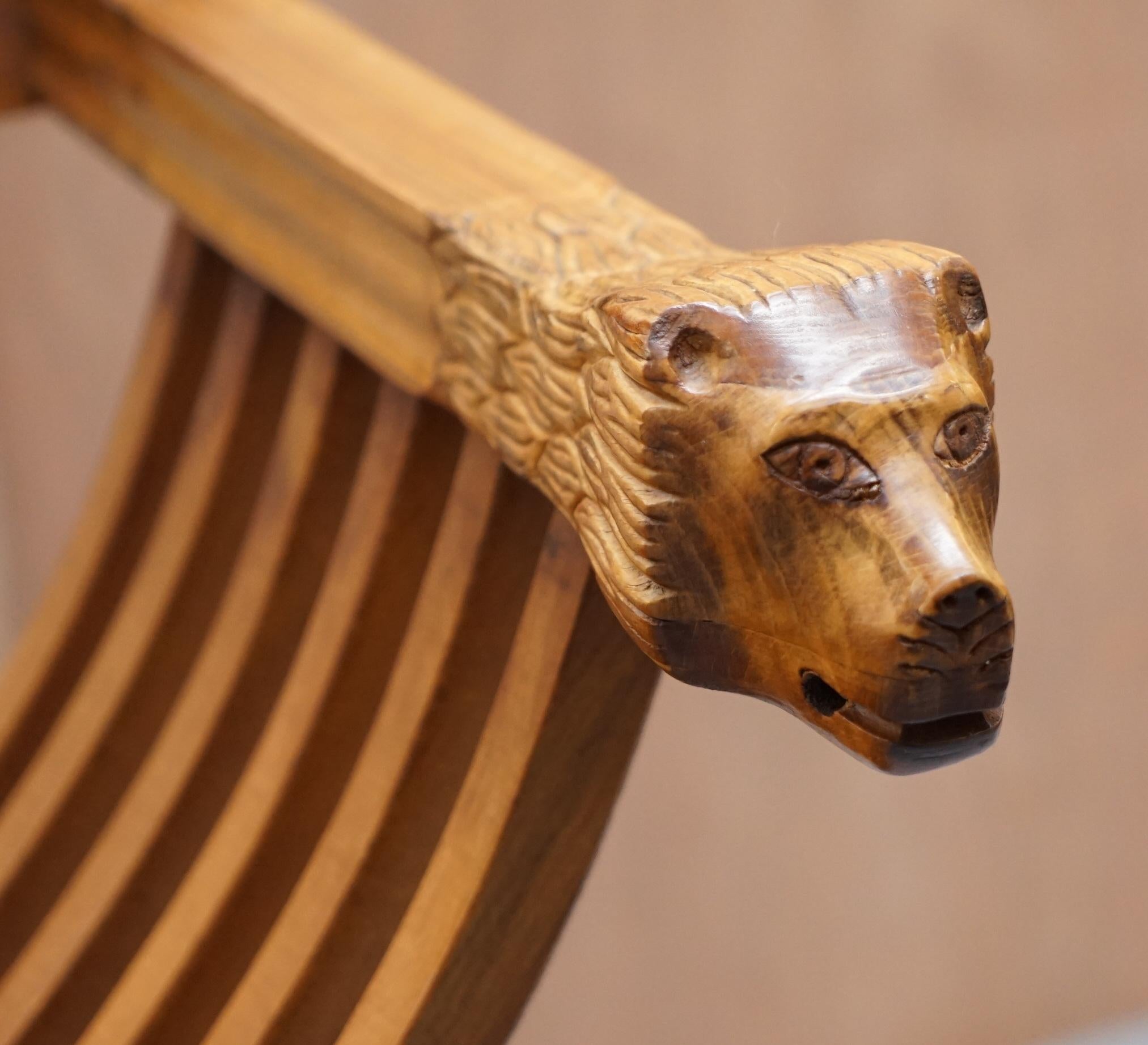 Fauteuils décoratifs Savonarola pliants à tête de lion bien sculptés en vente 1