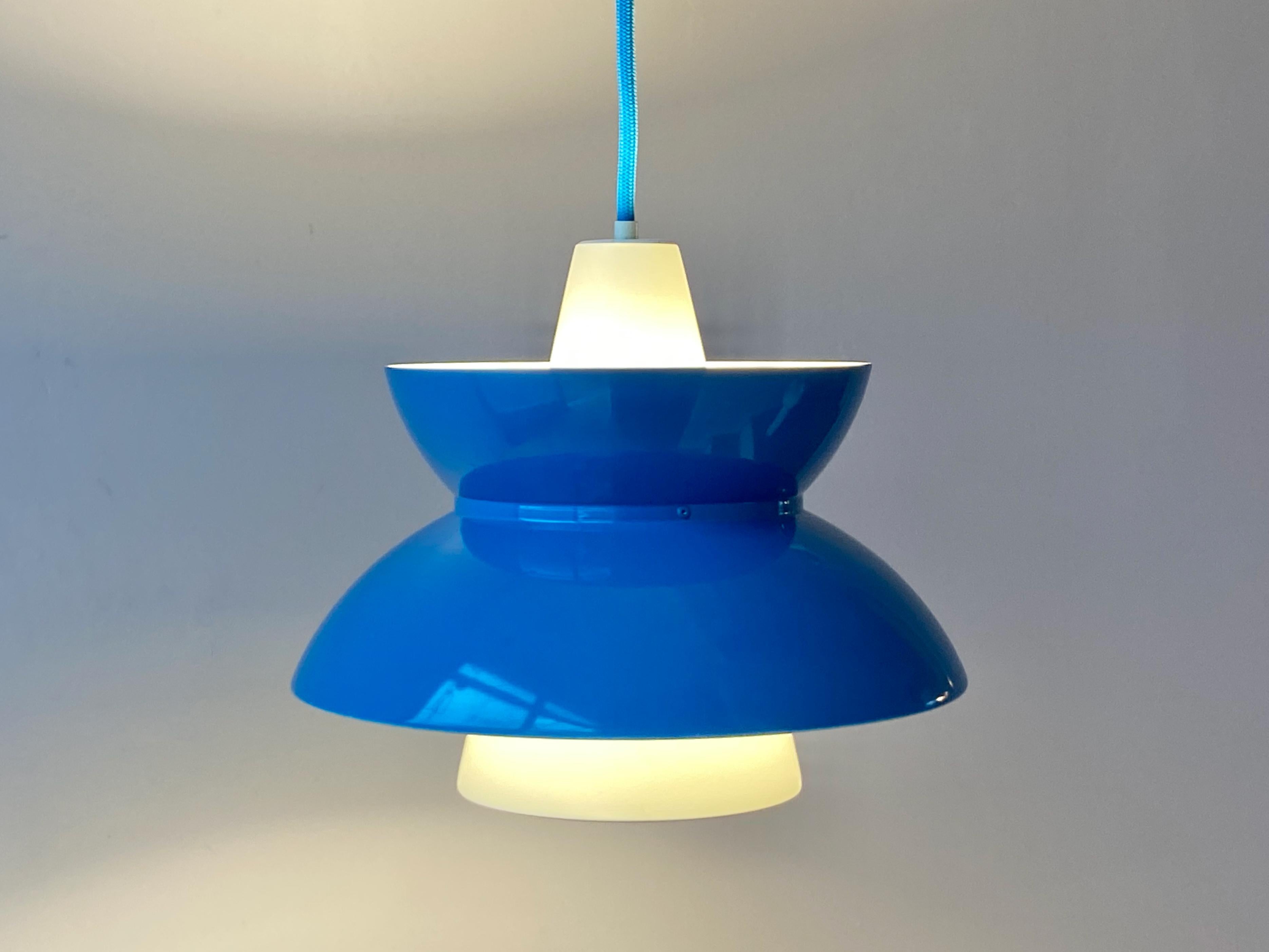 One Vintage Doo-Wop Pendant Lamp by Louis Poulsen, Denmark In Good Condition For Sale In Krefeld, DE