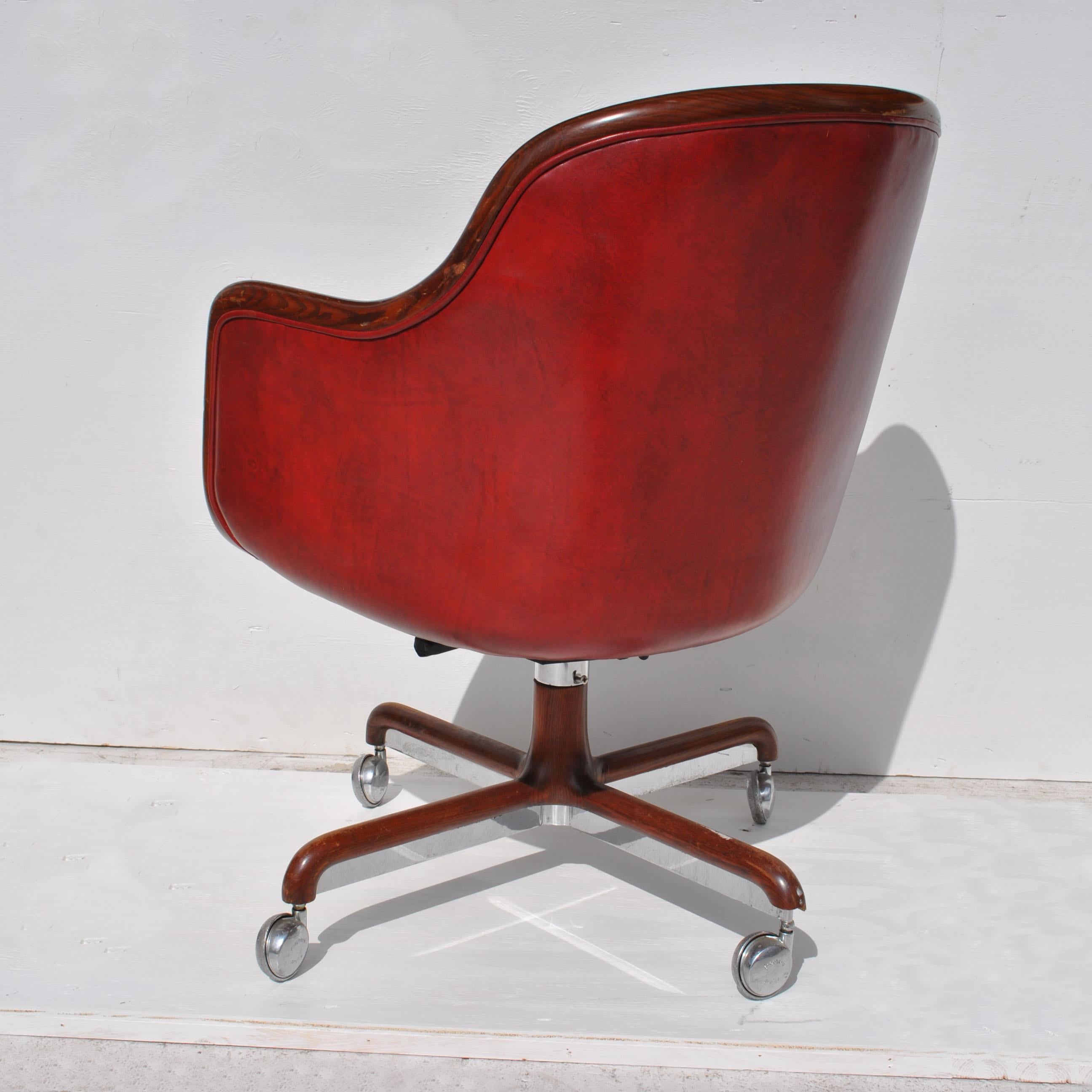 One Vintage Midcentury Ward Bennett Brickel Executive Chair In Good Condition For Sale In Pasadena, TX