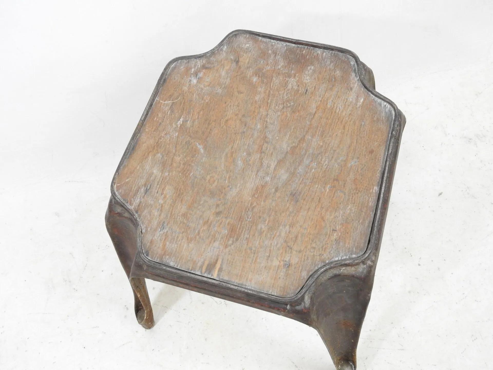 one stool circa 1950 
Normal wear, scratches, lack of peinyures, small superficial rust spots.