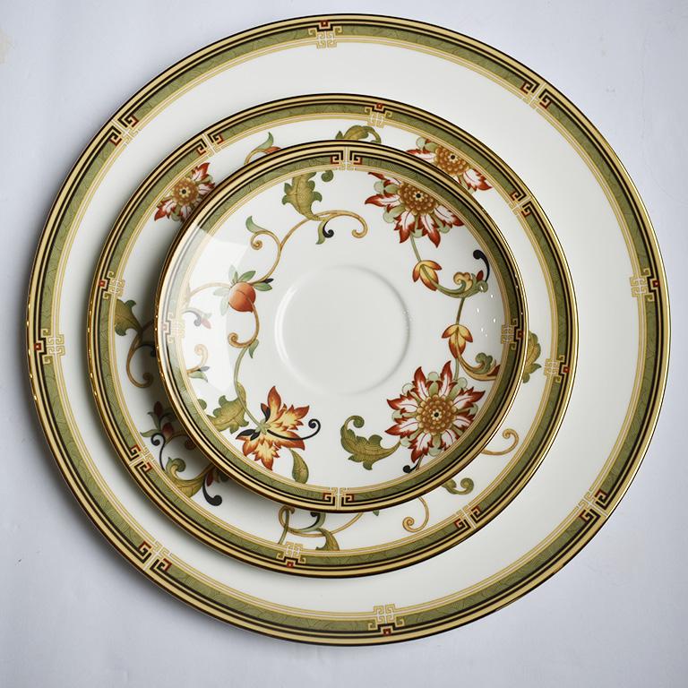 One Wedgwood Bone China Place Setting Dinner Plate Bread Plate and Saucer In New Condition In Oklahoma City, OK