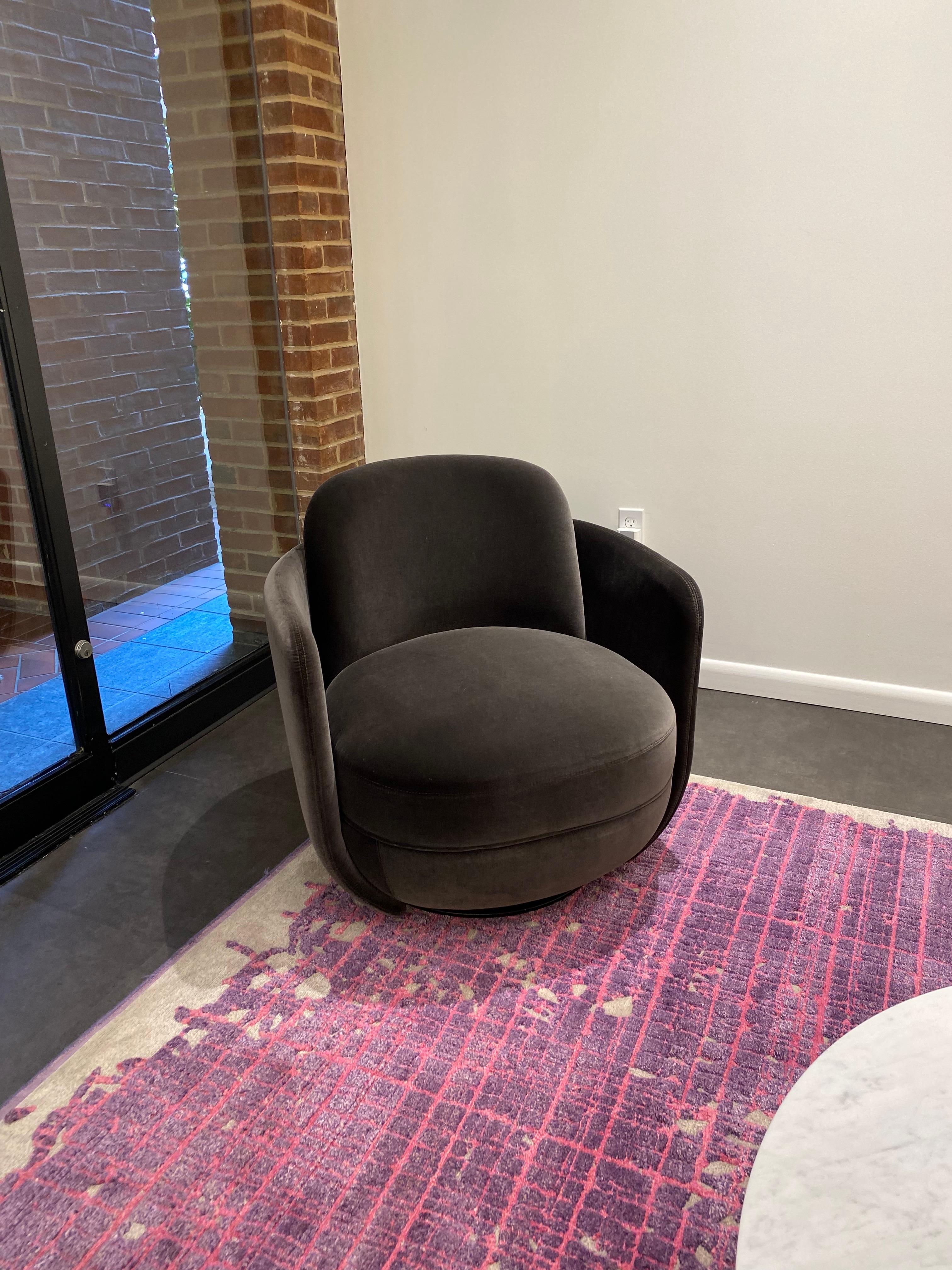 QUANTITY OF ONE
Miles swivel lounge cat E-Velvet Harald 3 # 283
Soft, round, inviting, protective. Many attributes can be ascribed to the] Miles series. They add refinement to homes, hotel lounge areas, meeting corners in offices and reception areas