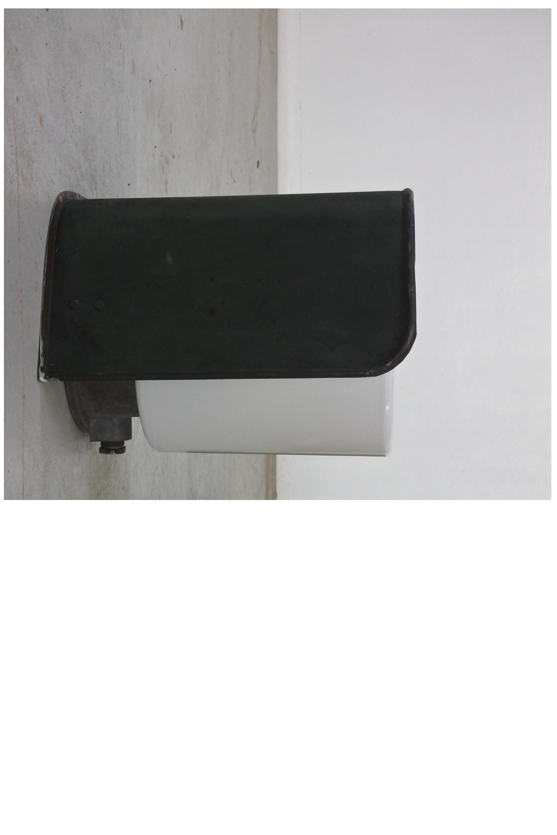 Mid-Century moderno Lampada da parete in rame e vetro opalino One XL, Finlandia, anni '50 in vendita