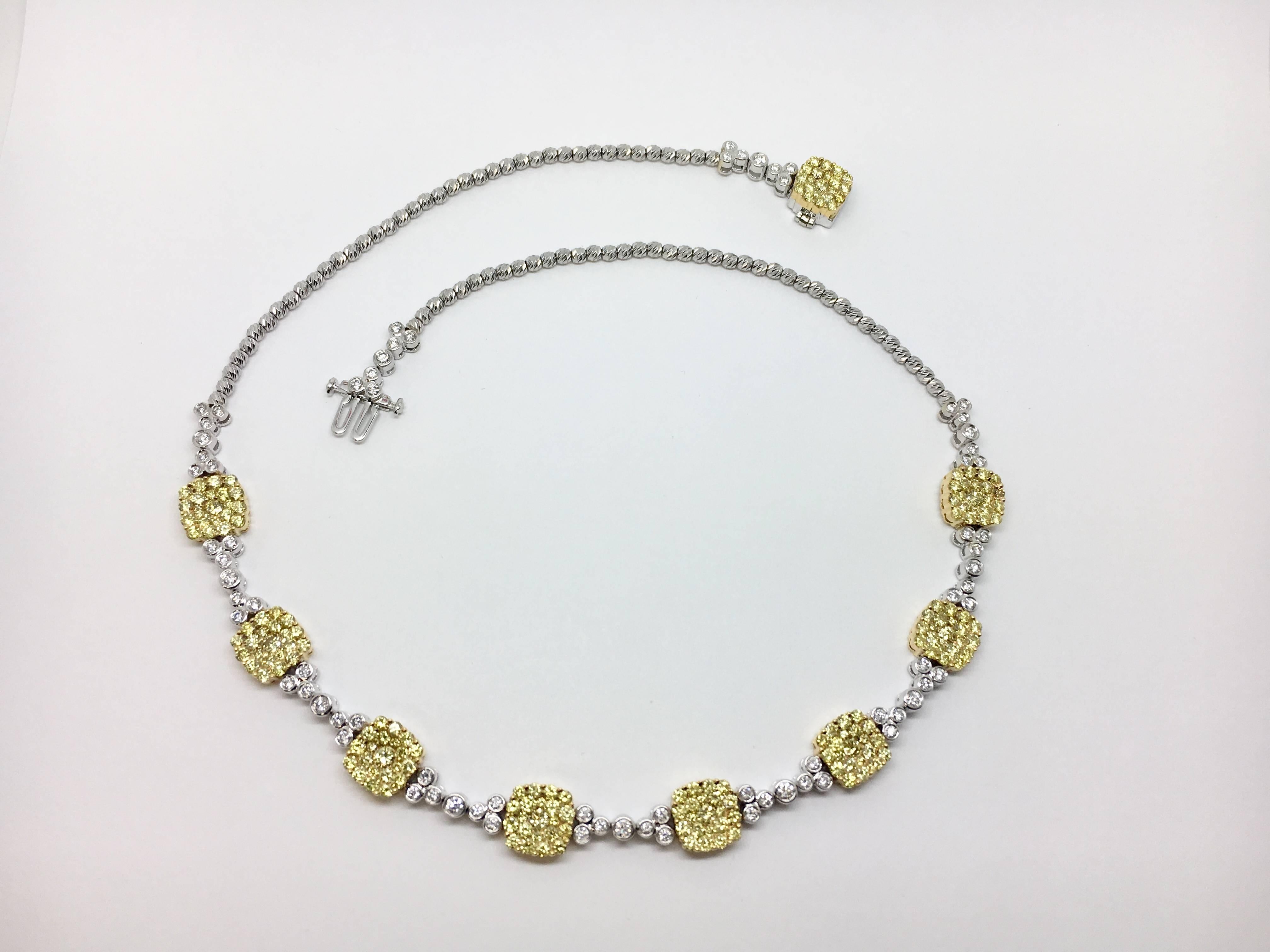 One Yellow Diamond Fancy Necklace on 18 Karat White Gold Chain im Zustand „Hervorragend“ im Angebot in Ottawa, Ontario