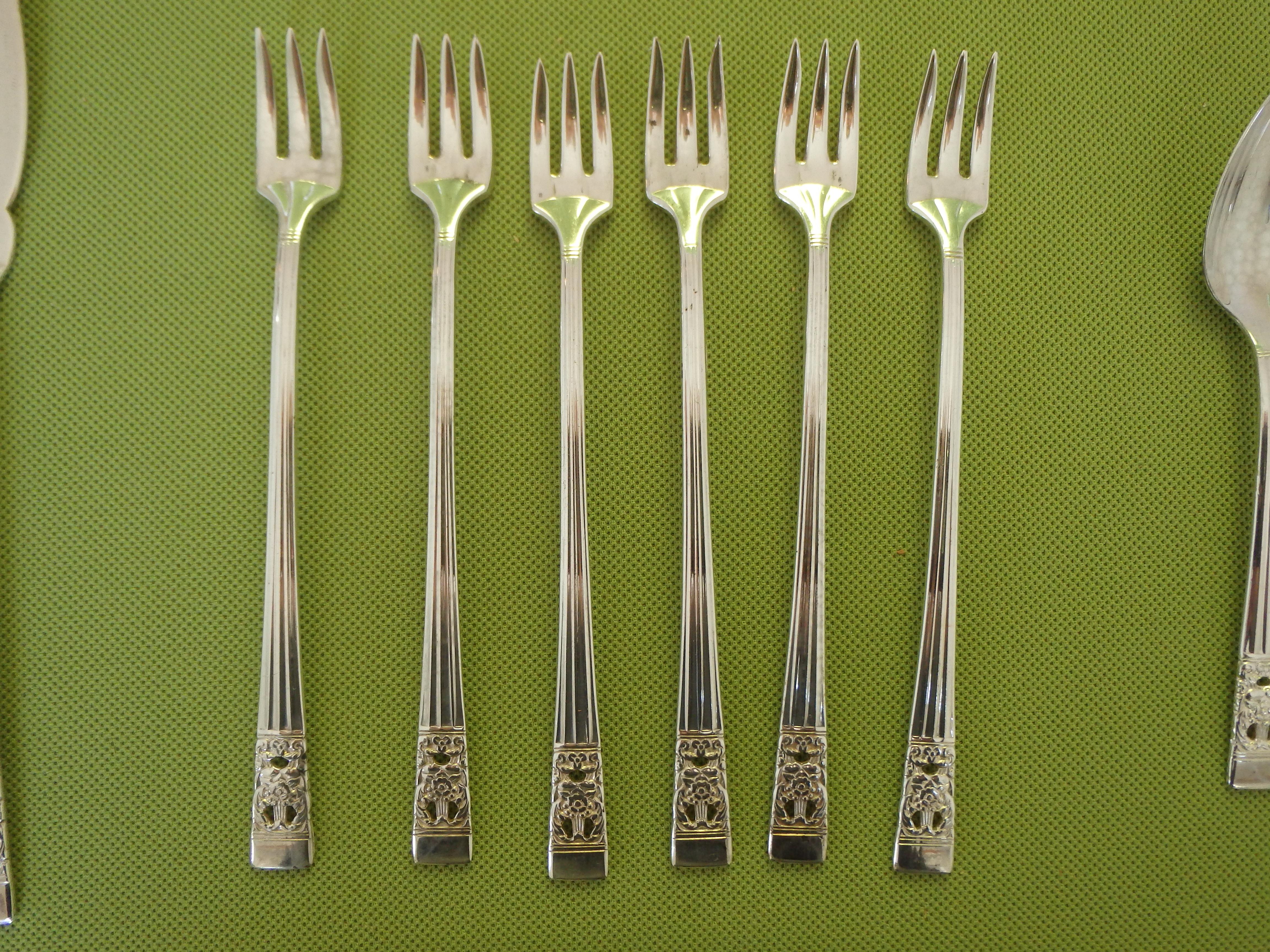 ONEIDA COMMUNITY Coronation Hampton Court 49 pieces table wear for 6 person plus a lot of serving pieces
6 knifes
6 spoons , tea spoons , mocha spoons
6 forks  3 are slightly smaller
6 olive forks
2 fish knifes
4 serving forks
4 serving spoons 
1